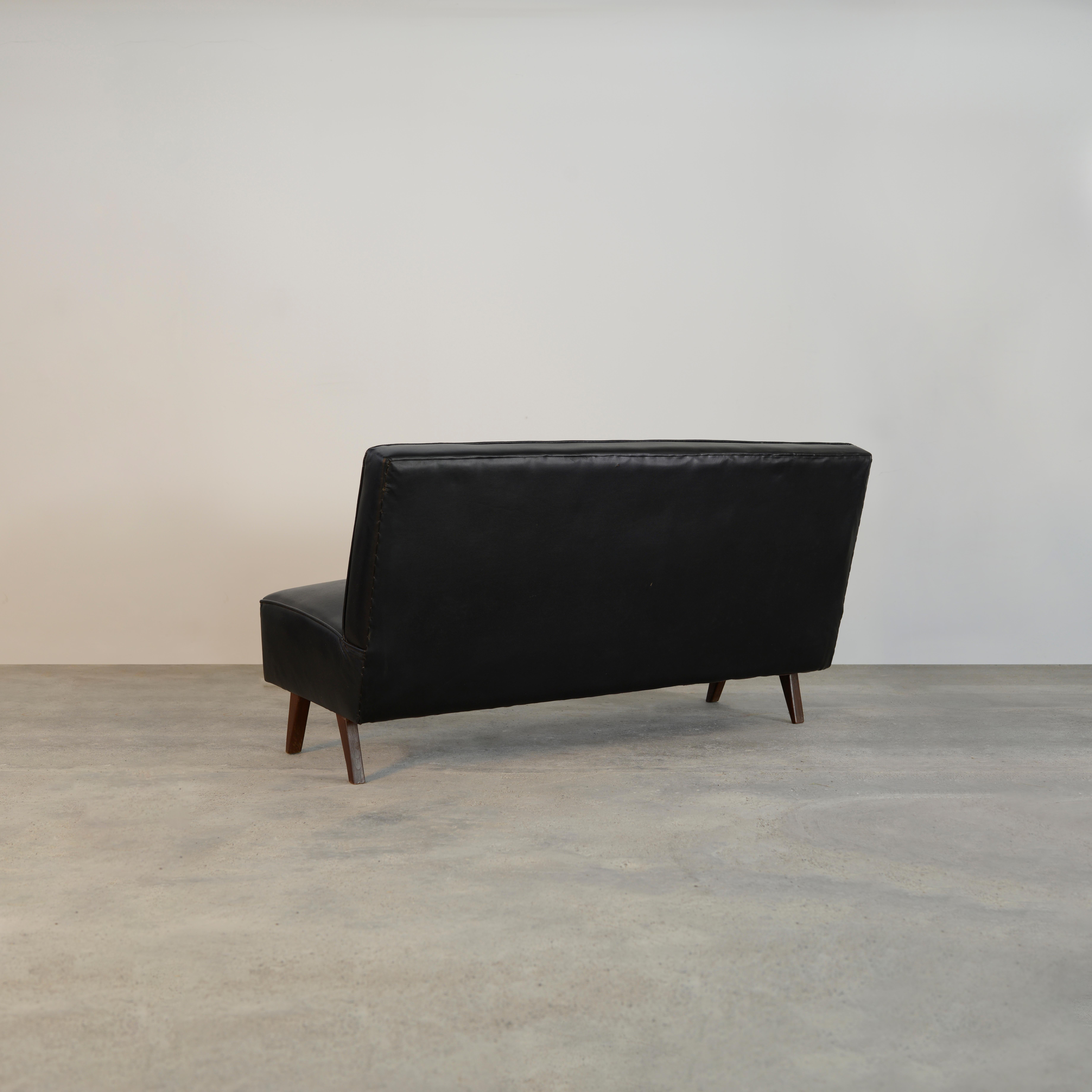 Pierre Jeanneret PJ-SI-38-B Sofá / Auténtico Moderno de Mediados de Siglo en Bueno estado para la venta en Zürich, CH