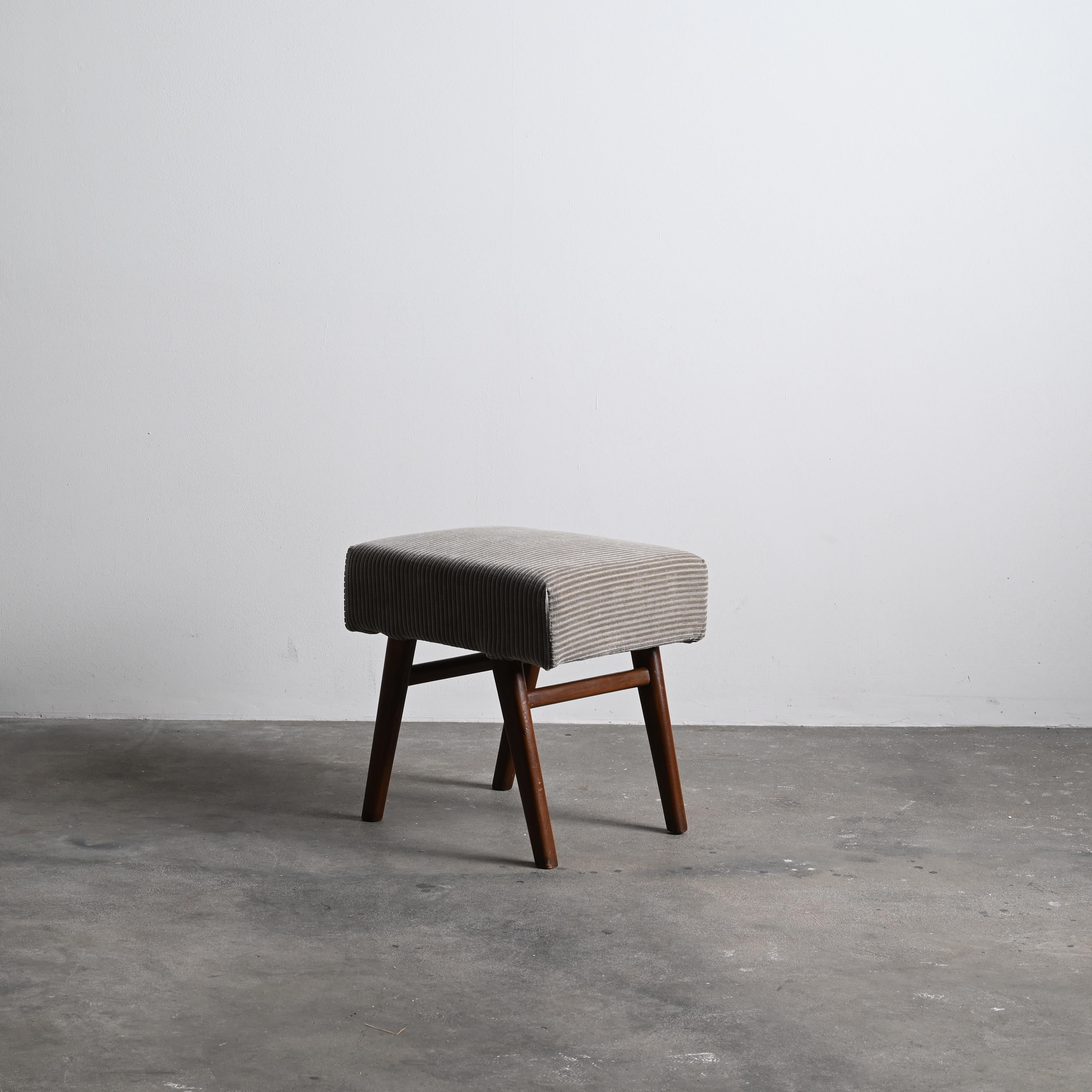 Pierre Jeanneret PJ-SI-40-B Low Upholstered Stool / Authentic Mid-Century Modern In Good Condition For Sale In Zürich, CH