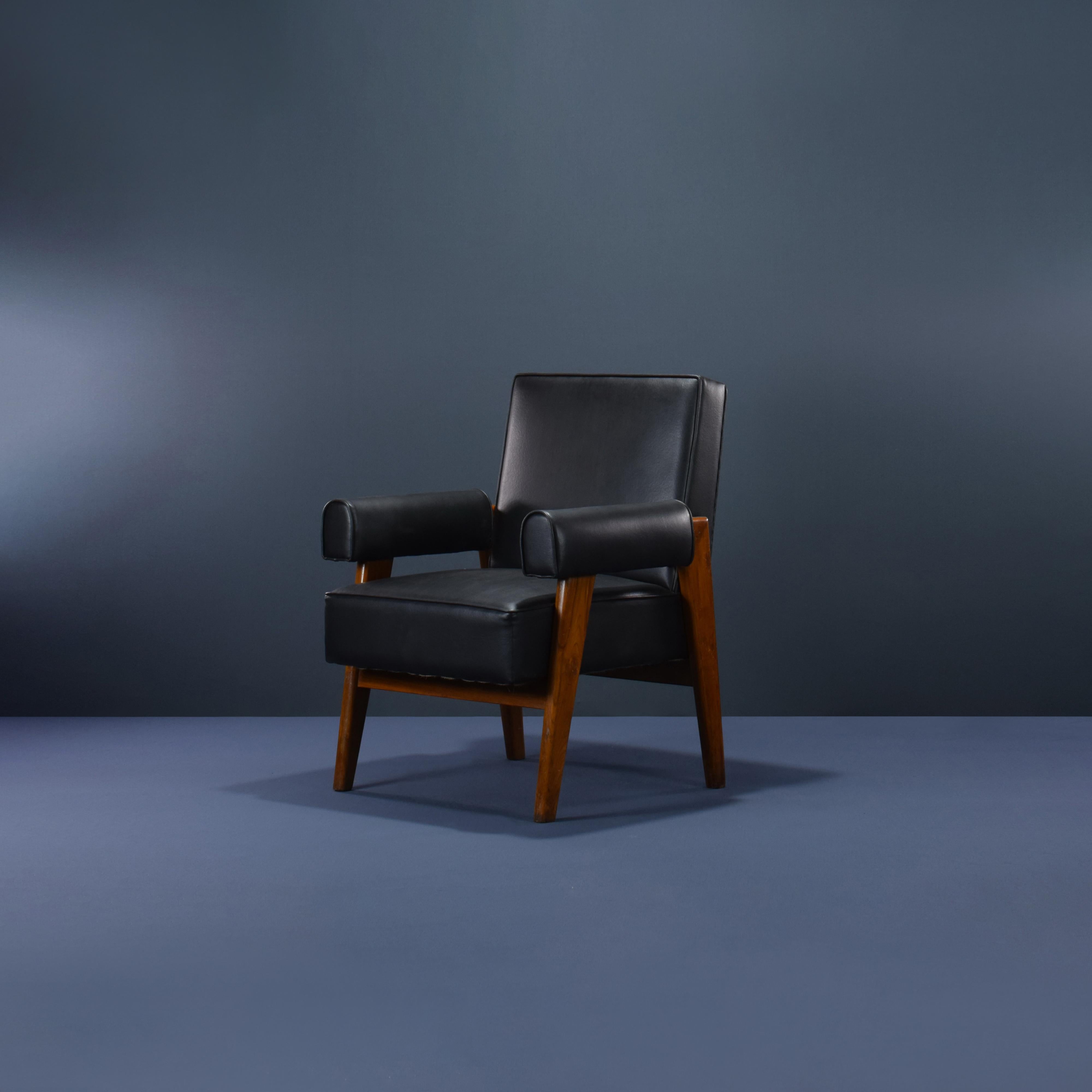 Diese beiden Stühle sind fantastische Stücke. Sie sind roh in ihrer Einfachheit, nichts ist zu viel und doch fehlt nichts. Wir können jede Art von Polstermöbel in jeder Farbe und jedem Stoff herstellen.
Die Stühle sind seltene Exemplare und