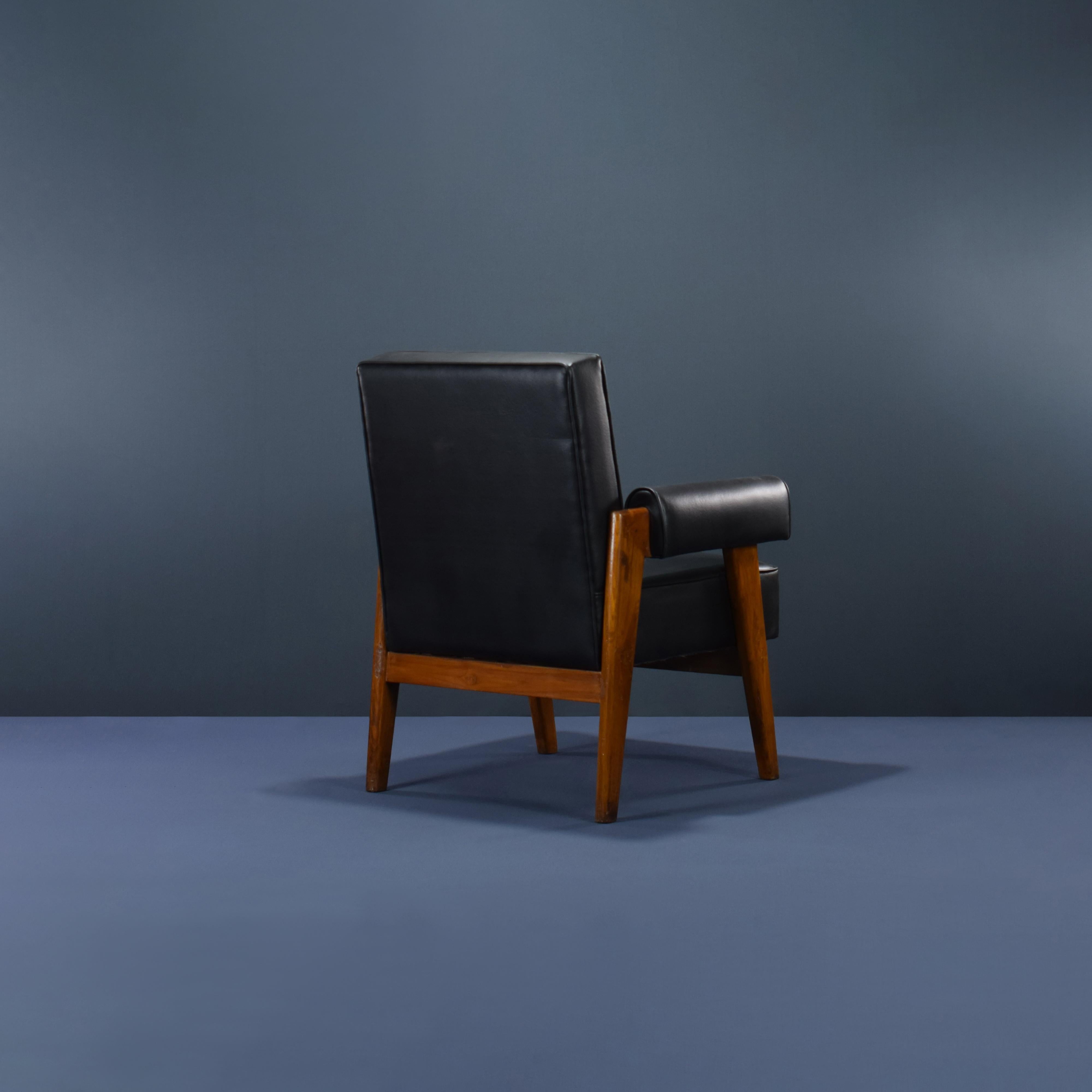 Pierre Jeanneret PJ-SI-41-A Paar abstrakte Stühle / Authentische Mid-Century-Stühle (Indisch) im Angebot