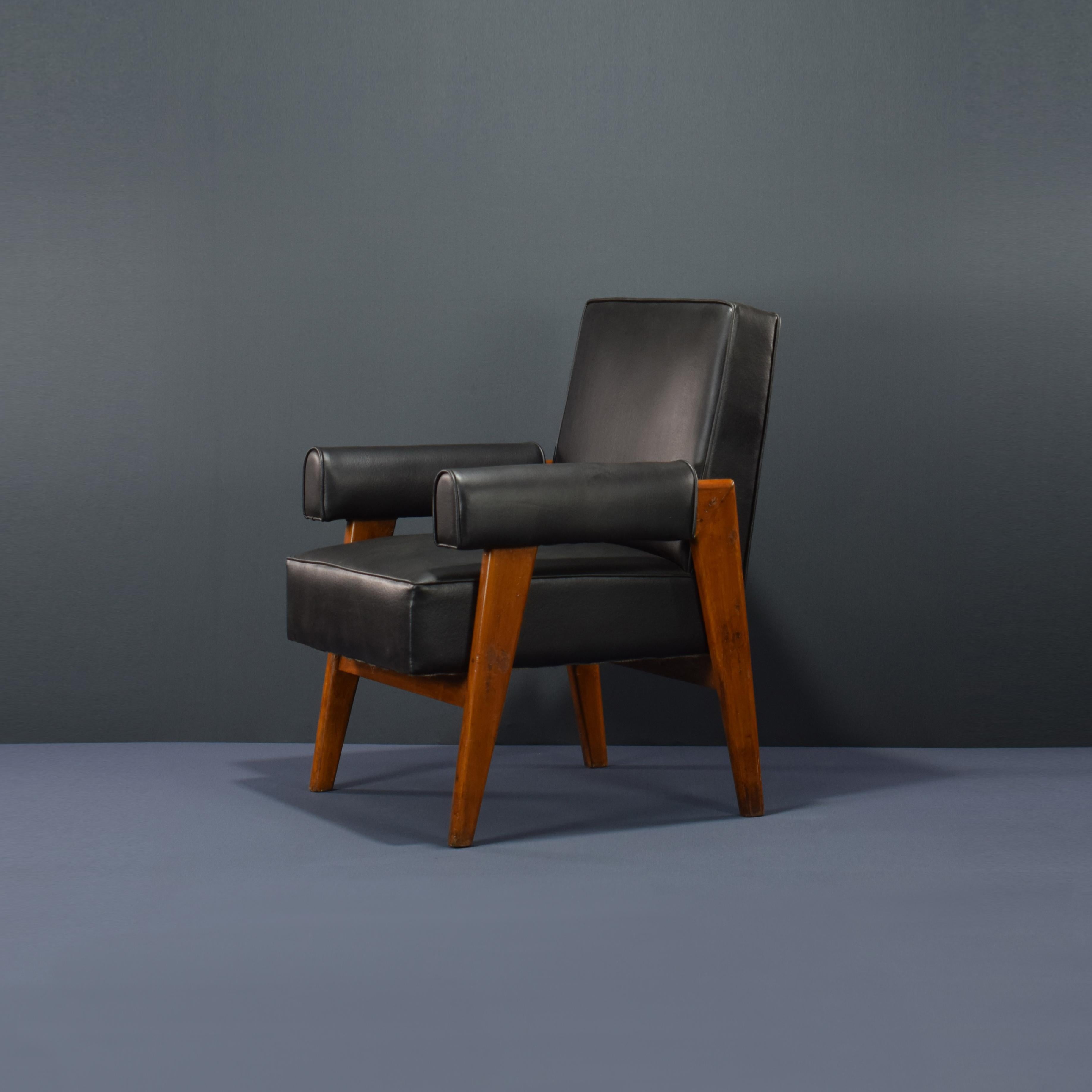 Pierre Jeanneret PJ-SI-41-A Paar abstrakte Stühle / Authentische Mid-Century-Stühle (Leder) im Angebot