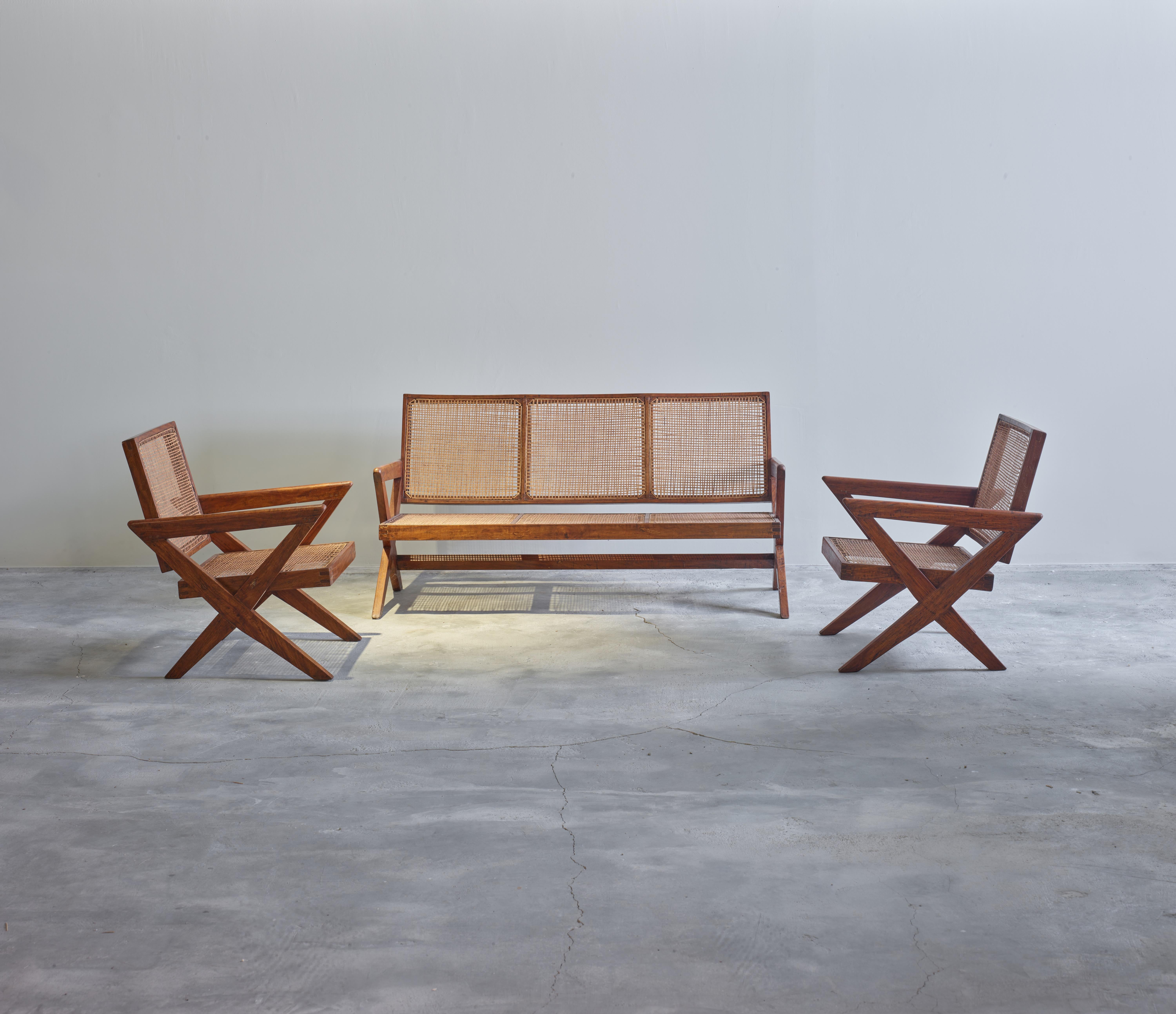 Dieses Set aus Sofa und zwei X-Fuß-Stühlen ist absolut fantastisch. Die X-förmigen Beine sind charakteristisch für Pierre Jeannerets Design für Chandigarh und auf vielen Objekten zu sehen. Es gibt einen ähnlichen Typ mit A-Beinen, aber dieser ist