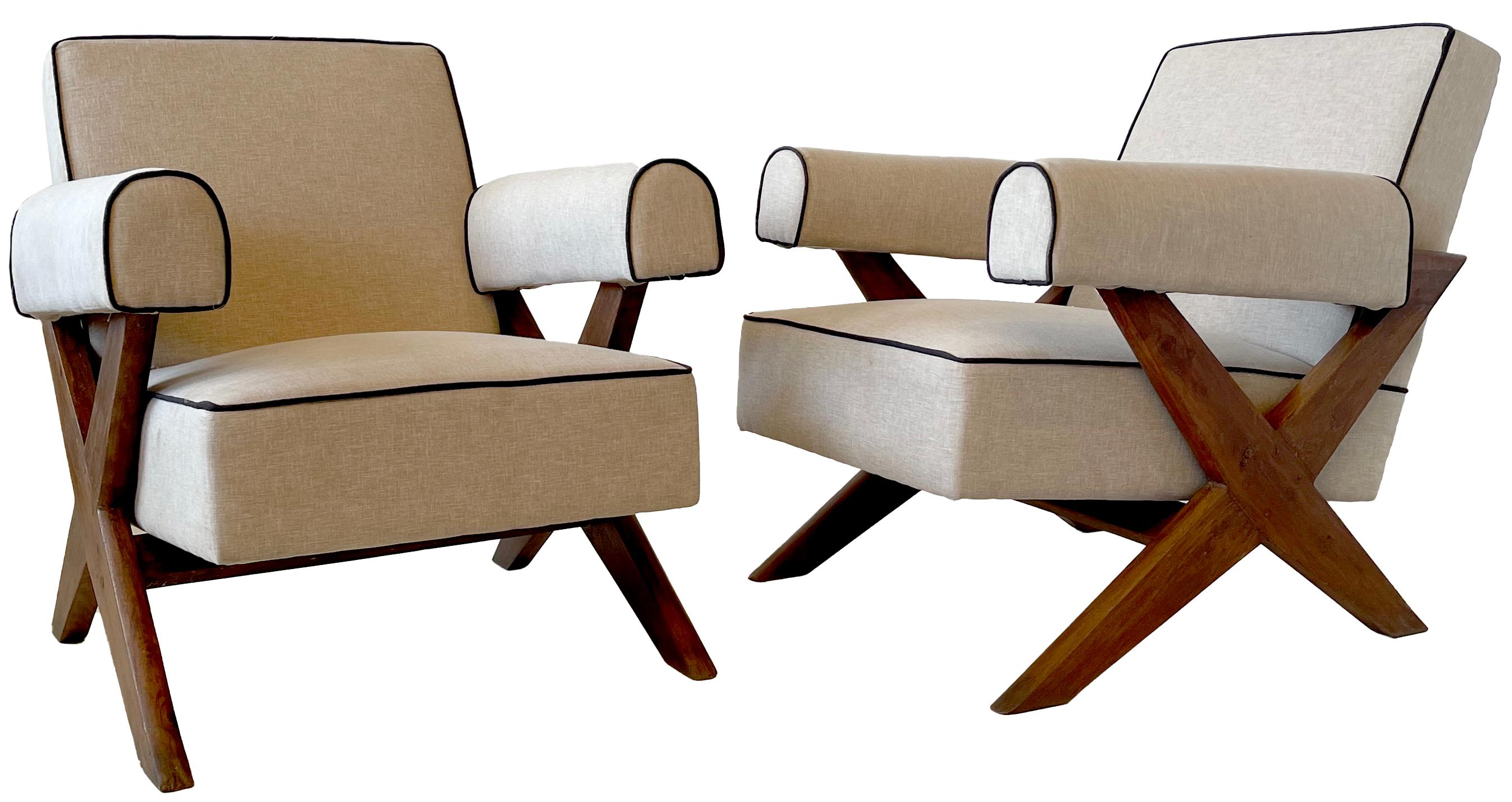 Eine echte Rarität ist ein passendes Paar der seltenen gepolsterten Sessel mit gekreuzten Beinen Pierre Jeanneret PJ-SI-48-A. 
Dieses Paar ist aus massivem Teakholz gefertigt und wurde liebevoll restauriert. Die Fugen wurden verstärkt, Löcher oder