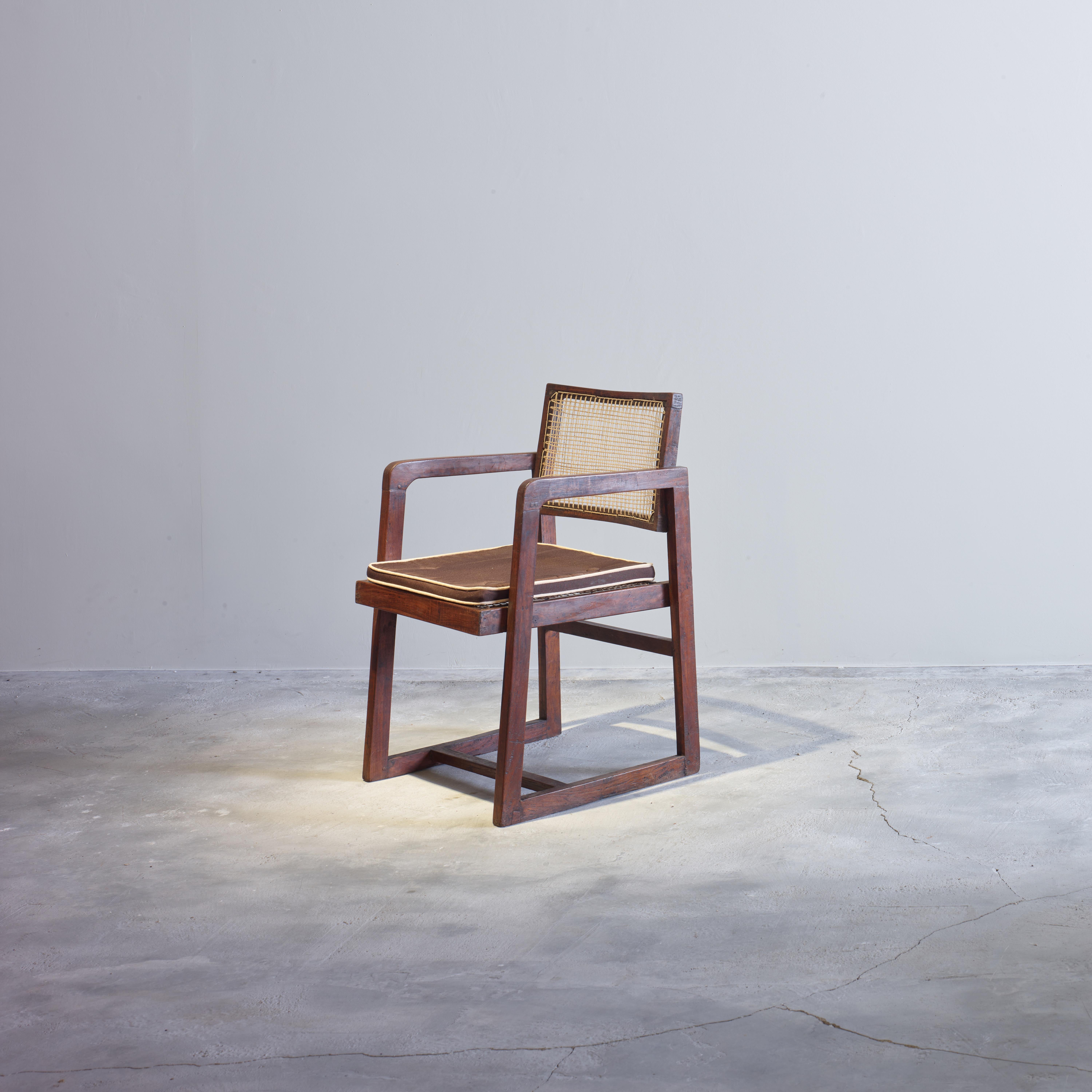 Cette chaise est une pièce fantastique, enfin elle est iconique. Il est brut dans sa simplicité, rien de trop mais pourtant rien ne manque. Il s'agit d'une chaise dont la forme est très solide. Dans la grande sélection d'objets de Bigli, il occupe