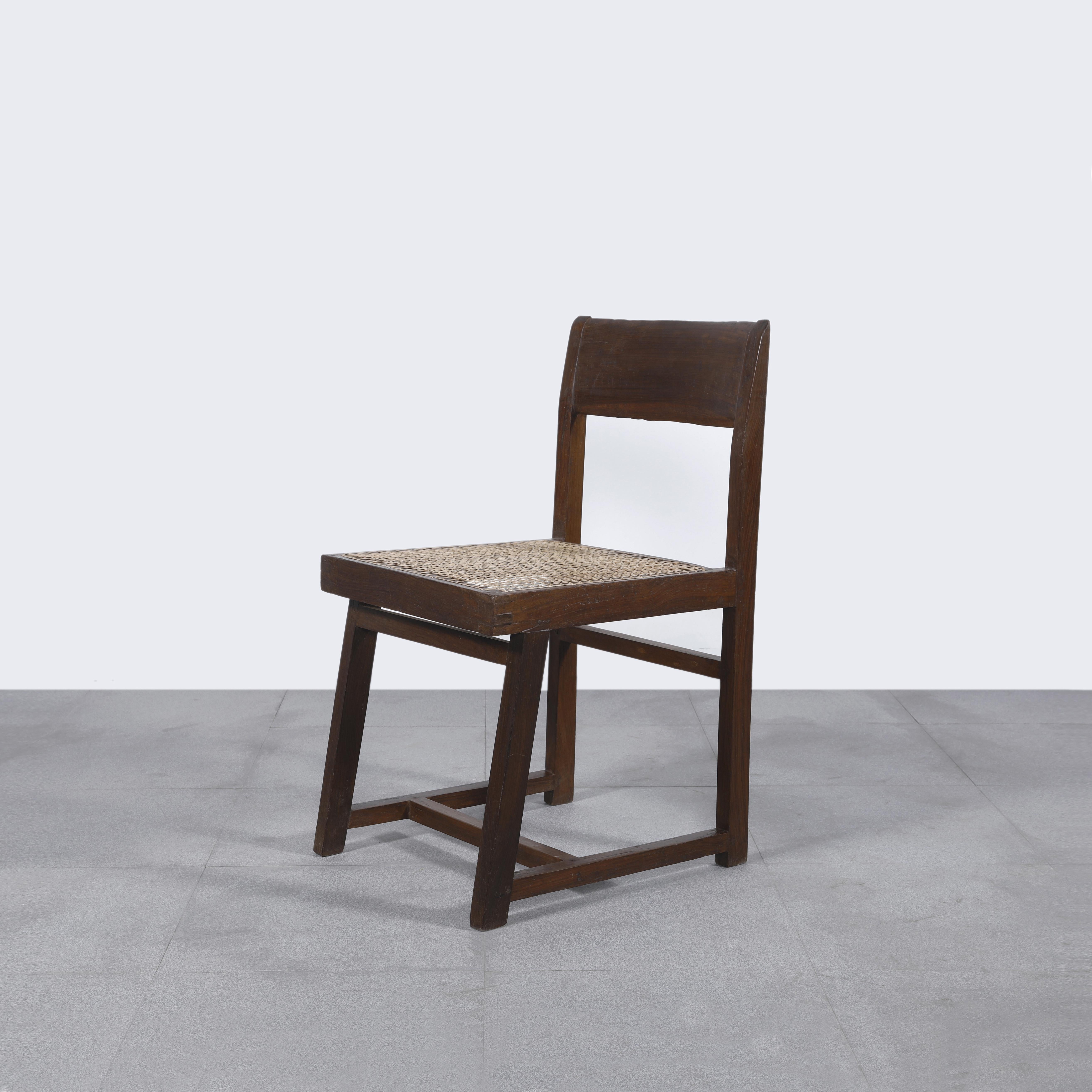 Cette chaise est une pièce emblématique du design. Il est brut dans sa simplicité et présente une matière légèrement patinée. En teck massif avec assise en cannage tressé, vers 1960. Une patine fantastique. Conservé dans son état d'origine avec un