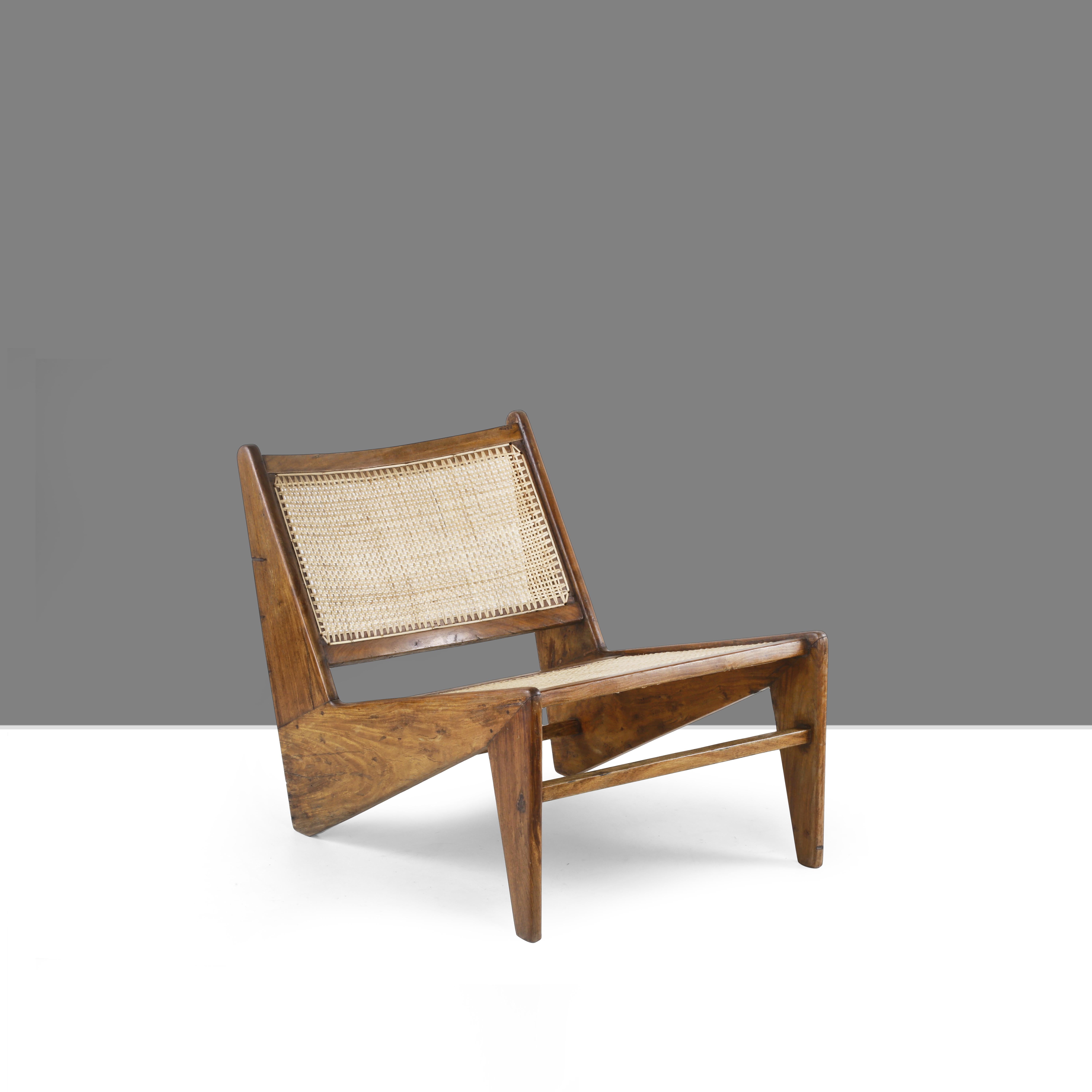 The kangaroo chair has a very simple shape, almost like a wave. We love this combination of this strong wood frame filled with the thin caning. These contrasts make this object so unique. The details of this chair are stunning, the outline gets