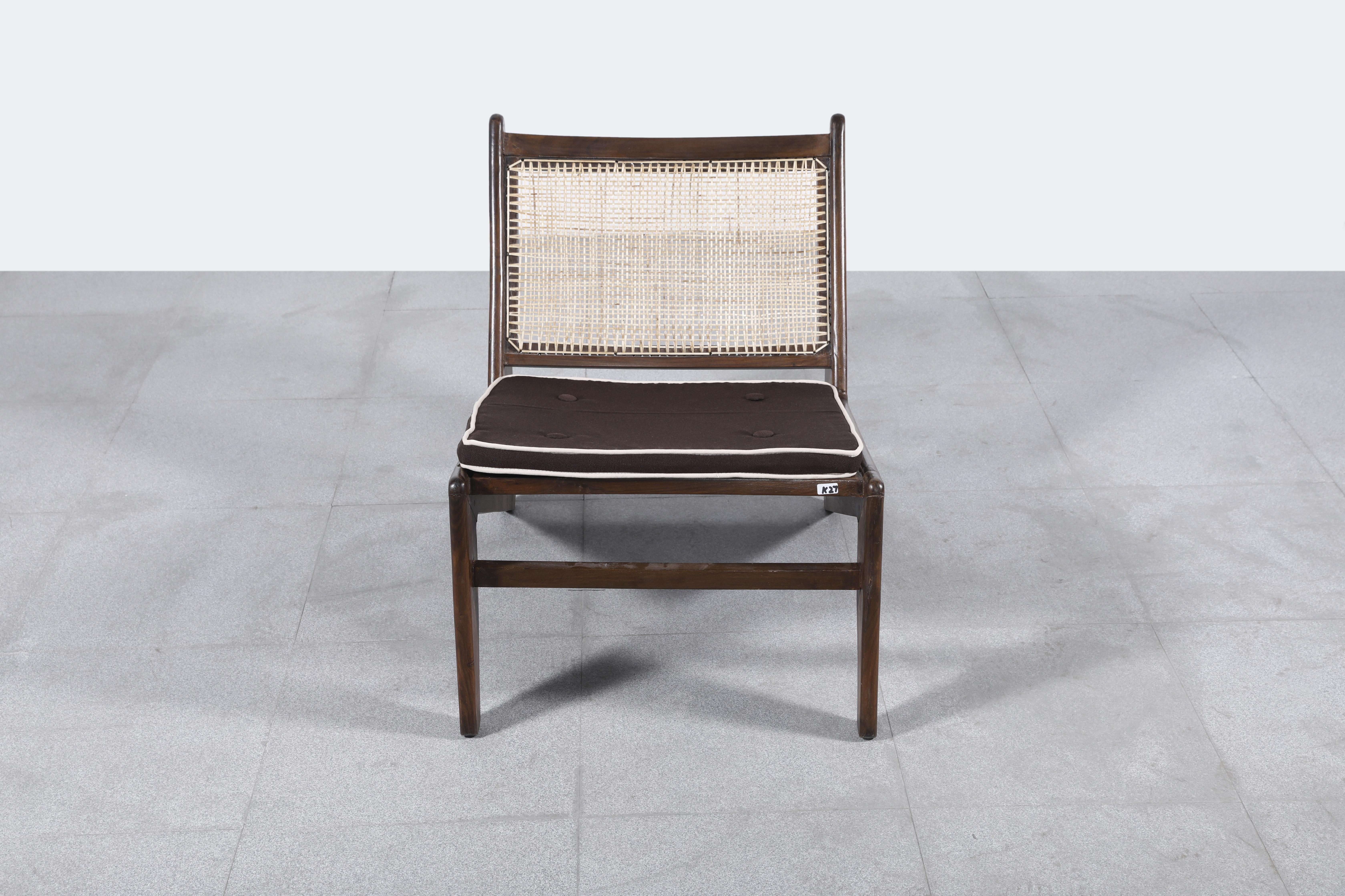 Hier ist die Silhouette stark. Sie wird durch den Umriss und die Form der Stücke dargestellt. Die sichtbare Nonchalance zelebriert hier die Leichtigkeit und die Freude am Leben. Es geht nicht um Repräsentation oder darum, andere zu beeindrucken. Es