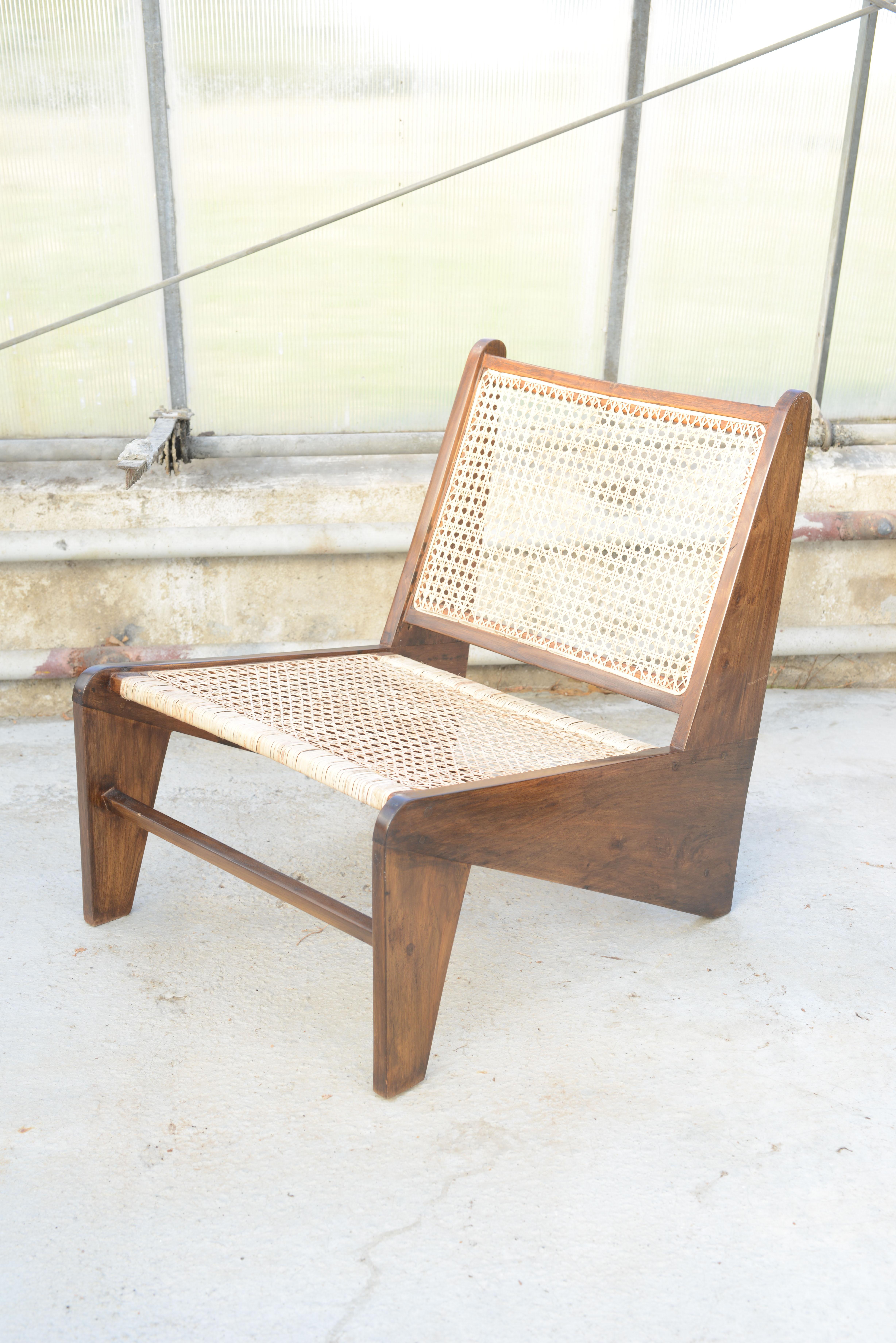 This chair is not only a fantastic piece, it’s a design icon. Finally, it’s one of the most famous item of all Chandigarh items. It is raw in its simplicity, embodying an expressing a nonchalance. It has a very simple shape, almost like a wave. We