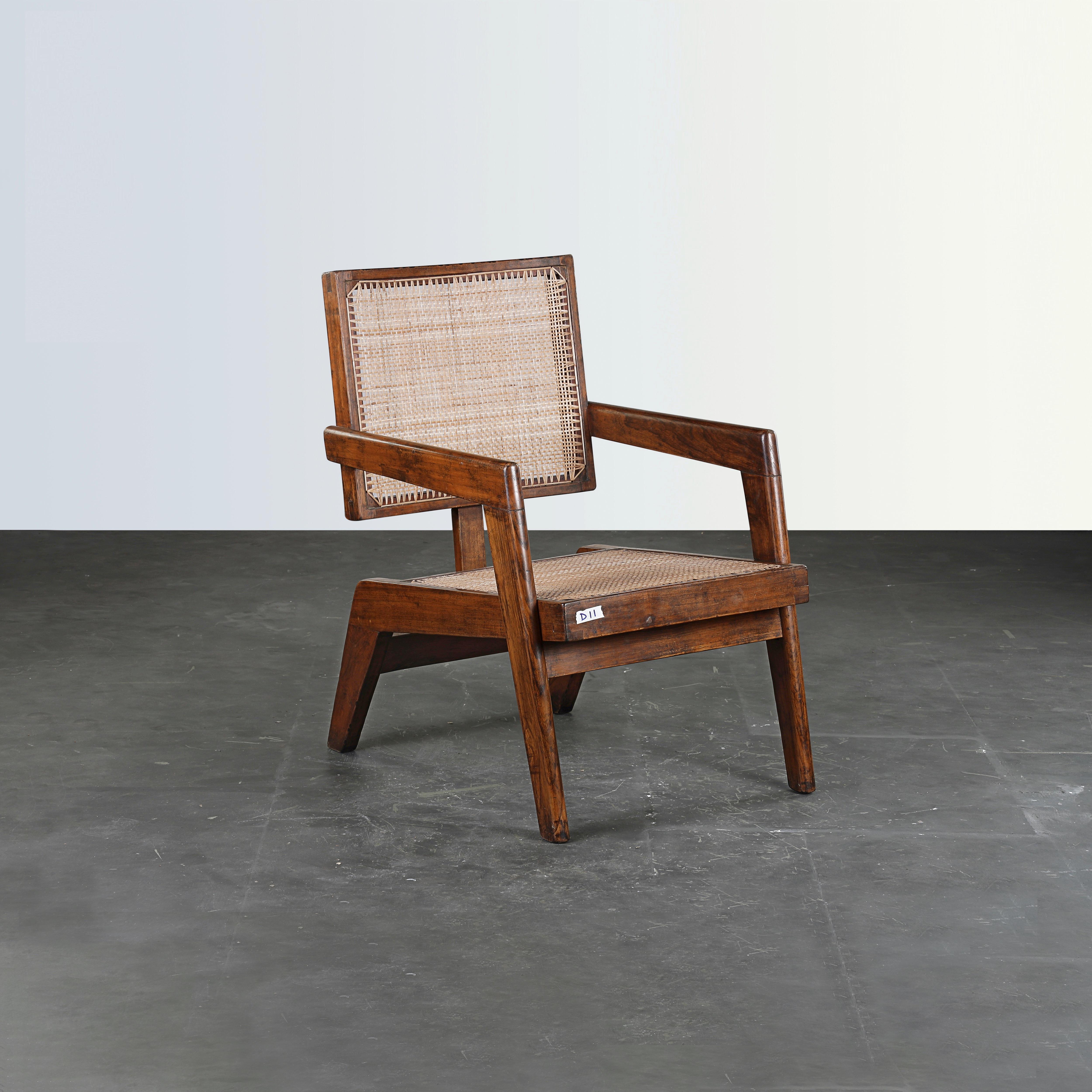 Cette chaise est une pièce emblématique du design. Il est brut dans sa simplicité et présente une matière légèrement patinée. Sa forme est merveilleusement fragile et sa couleur magnifique. Nous ne les restaurons pas trop. Nous conservons donc