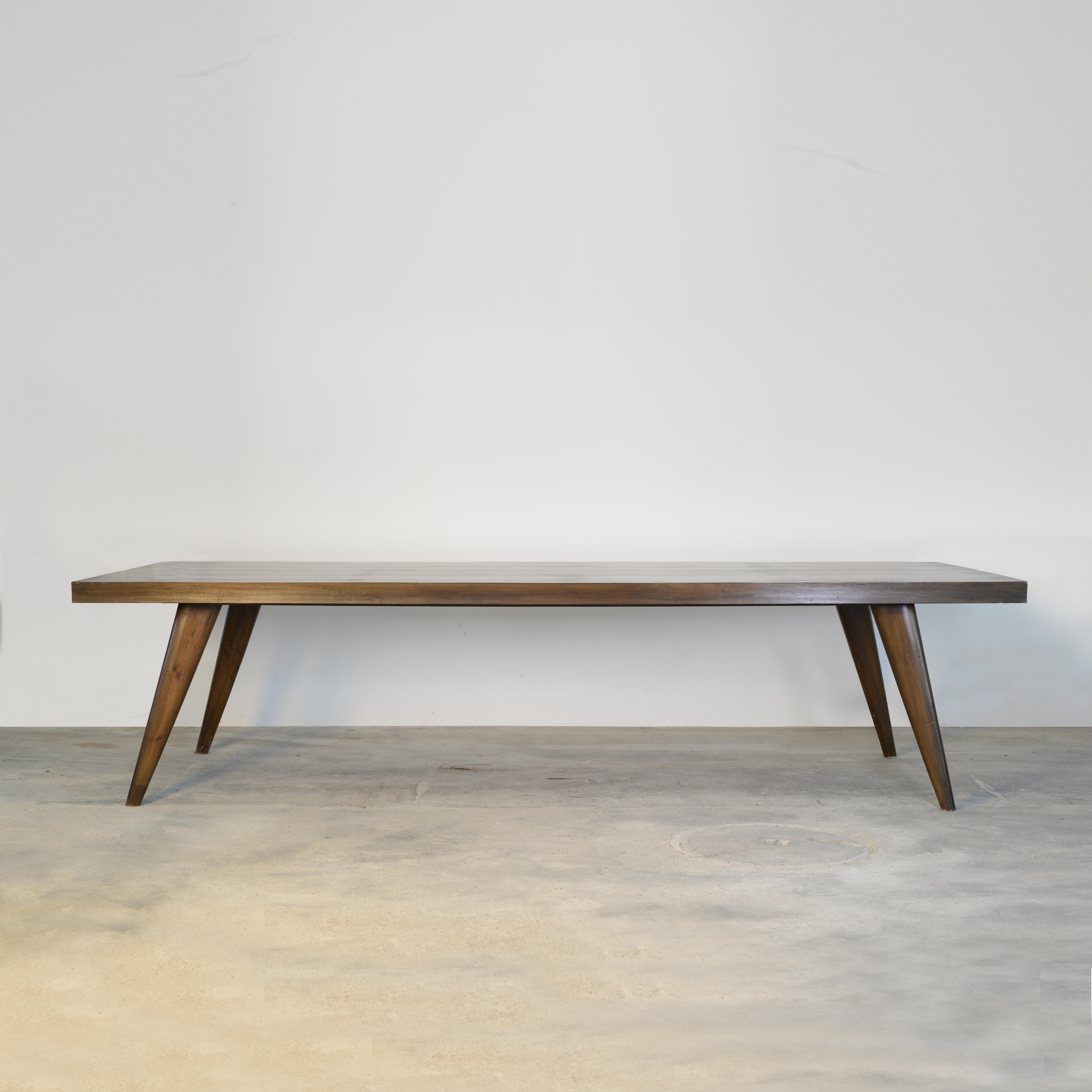 Dieser Tisch ist nicht nur ein fantastisches Stück, sondern auch eine Design-Ikone. Sie ist in ihrer Einfachheit roh und verkörpert und drückt die reinen Ideen aus. Dieses Design hat etwas tief Berührendes und ist gleichzeitig sehr scharf und