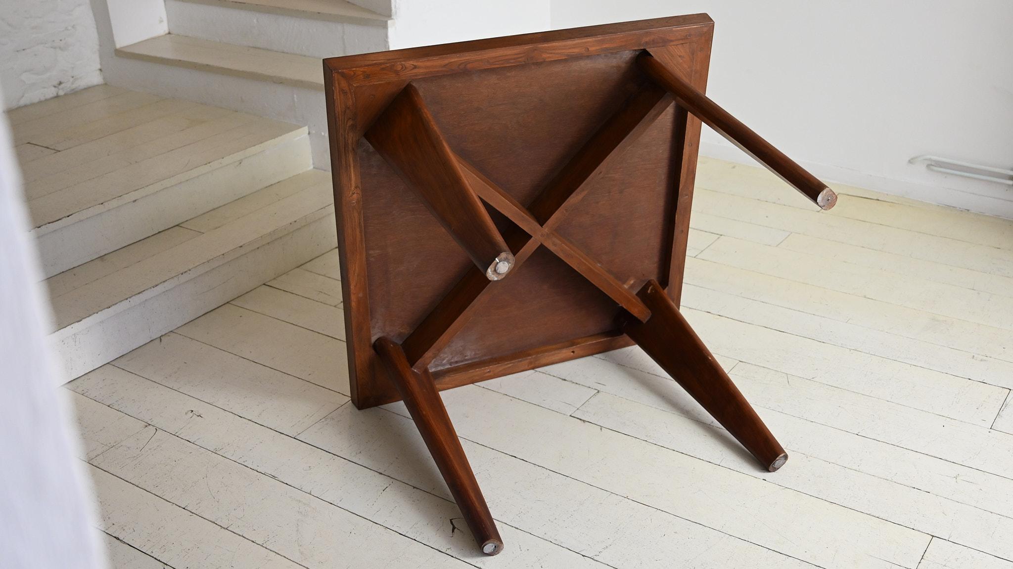 Pierre Jeanneret „Square-Tisch aus massivem Teakholz Chandigarh Projekt Indien Le Corbusier im Angebot 7
