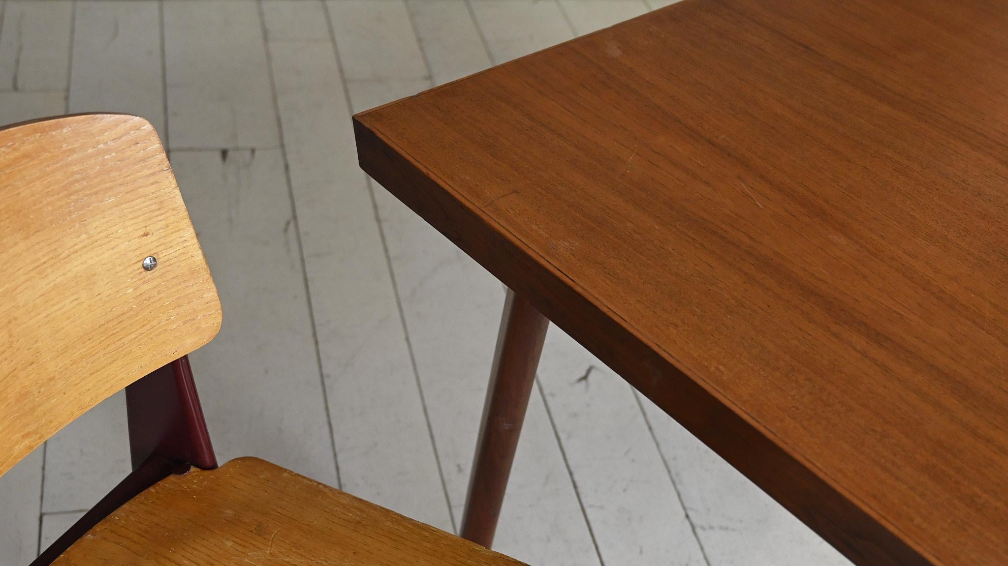 Pierre Jeanneret „Square-Tisch aus massivem Teakholz Chandigarh Projekt Indien Le Corbusier im Zustand „Gut“ im Angebot in Munster, NRW
