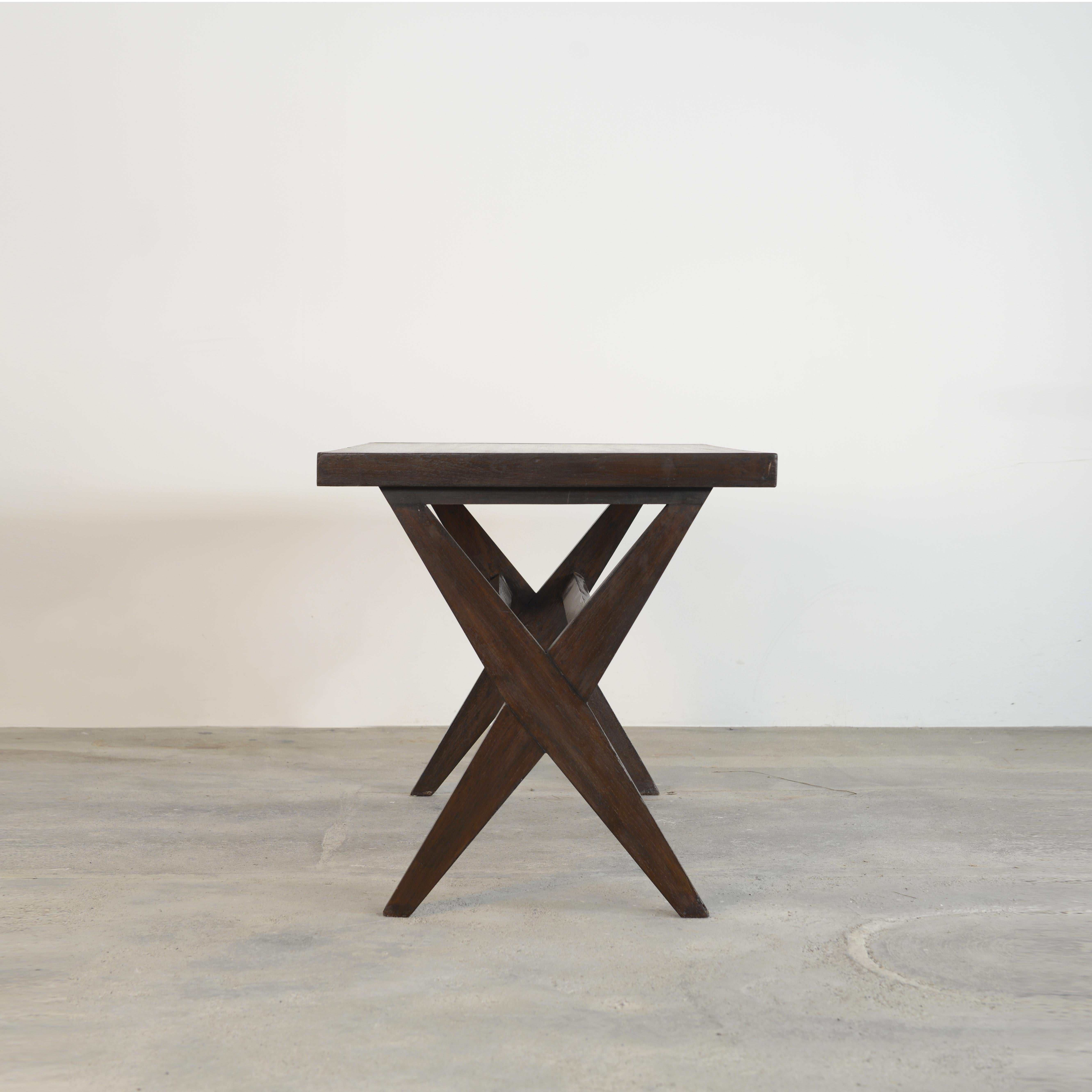 Cette table est une pièce de design emblématique. Il est brut dans sa simplicité ; il présente une matière légèrement patinée. Sa forme est magnifiquement fragile et sa couleur est merveilleuse. Nous ne les restaurons pas trop. Nous conservons donc