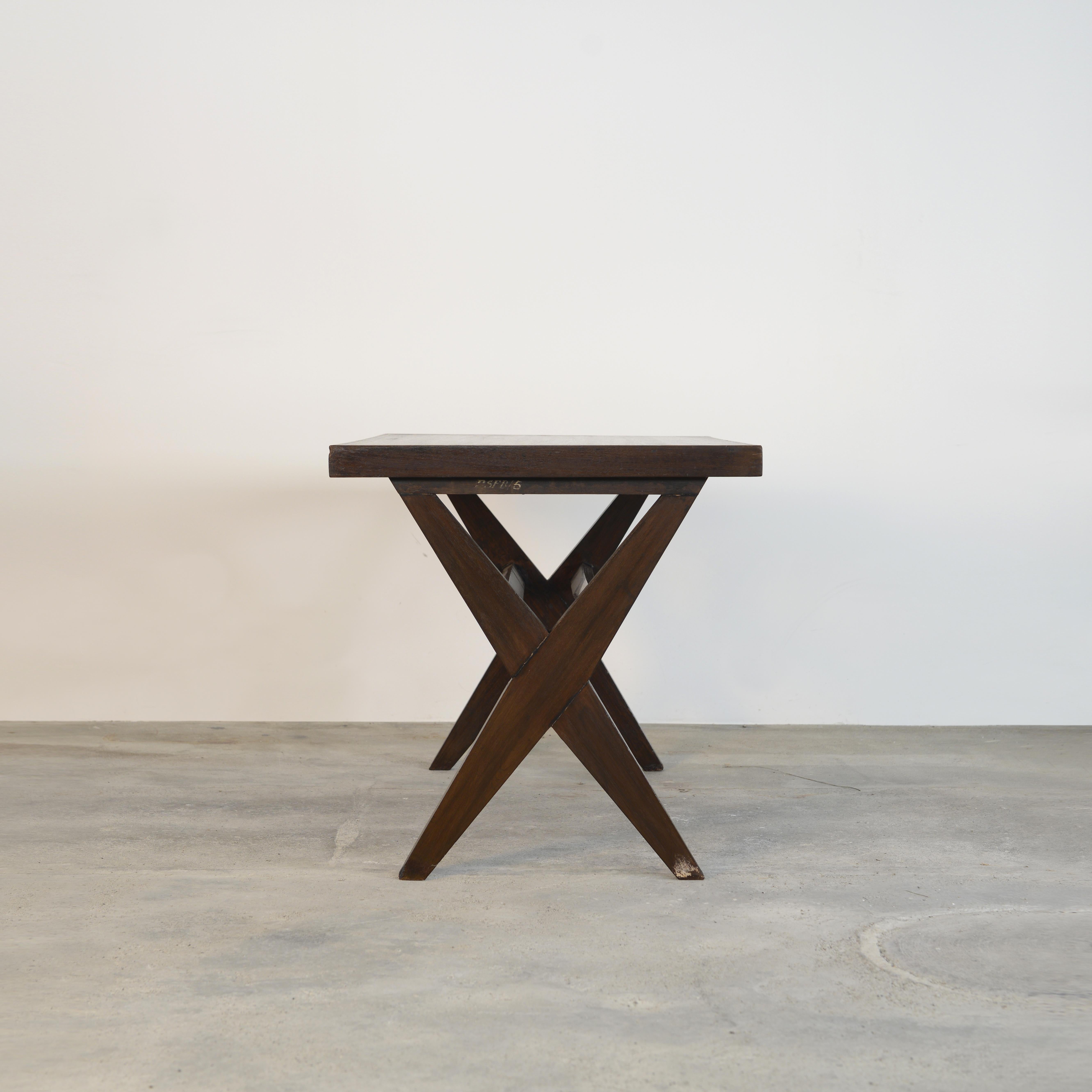 Placage Table de déjeuner Judge de Pierre Jeanneret PJ-TA-09-A Authentique Style Moderne Milieu du Siècle en vente