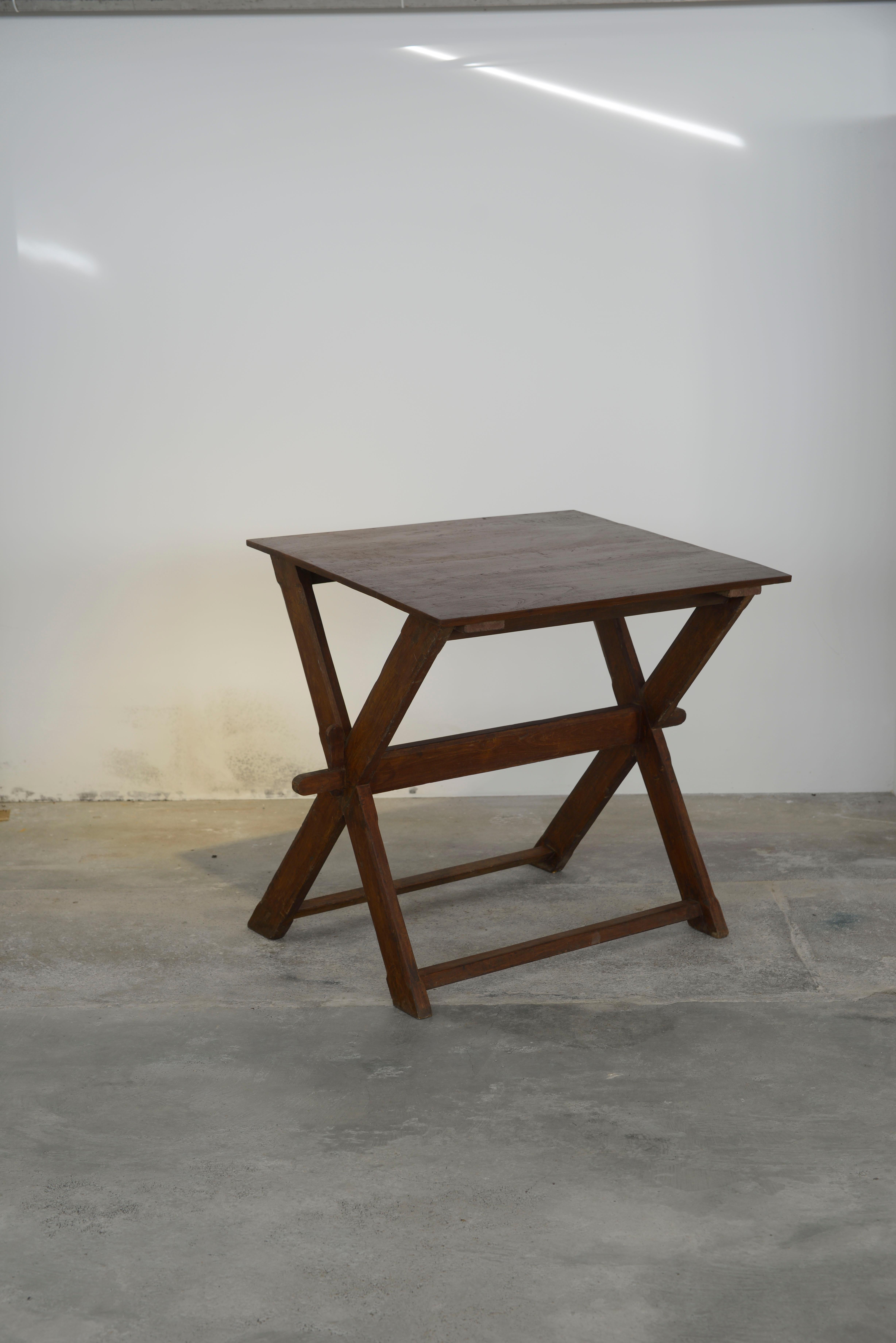 Dieser Tisch ist ein ikonisches Designobjekt. Es ist roh in seiner Einfachheit zeigt es eine leicht patinierte Material. Die Form ist schön zerbrechlich und hat eine wunderbare Farbe. Wir restaurieren sie nicht allzu sehr. So bewahren wir so viel