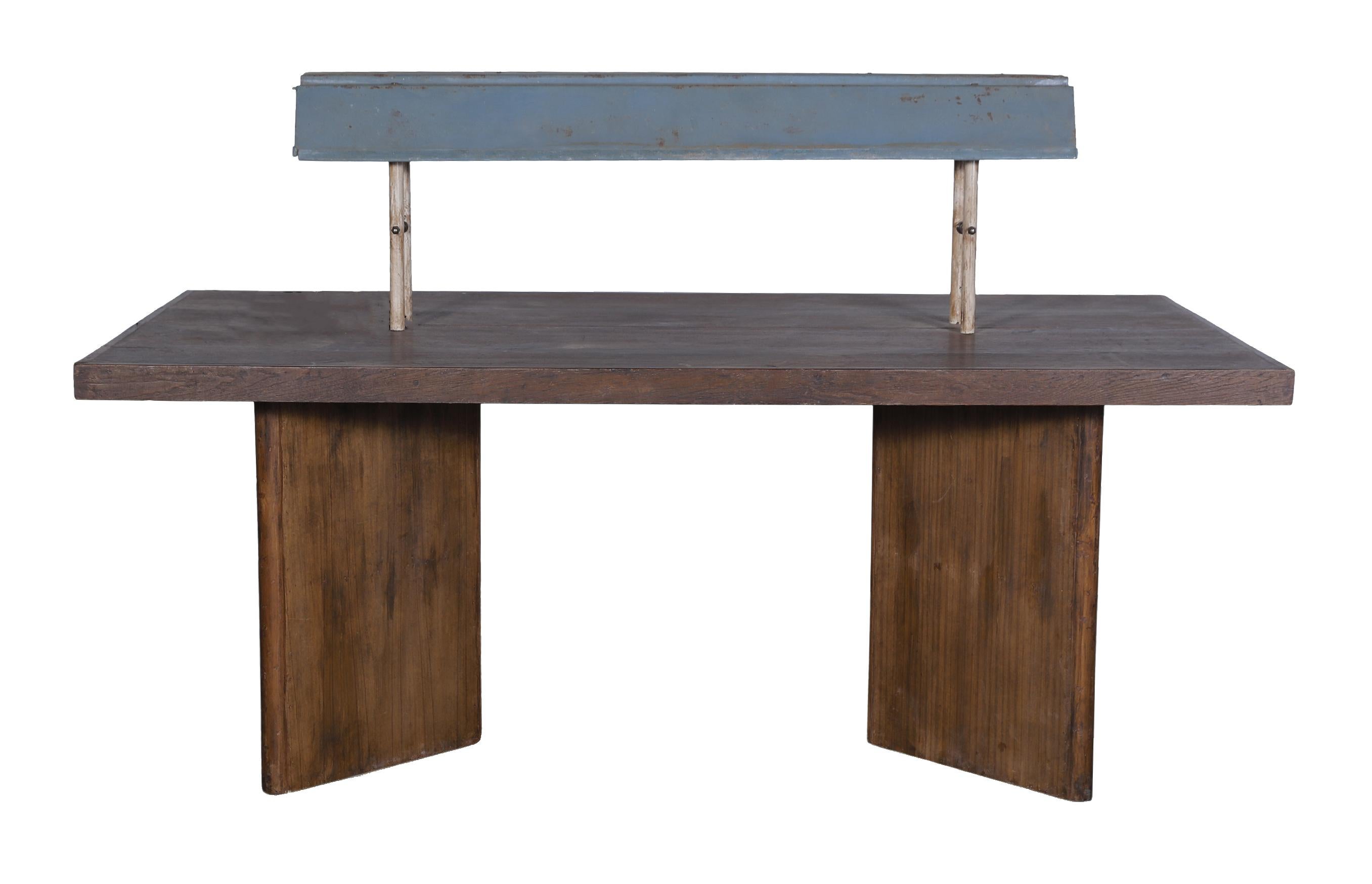 Ein außergewöhnliches Exemplar des ikonischen beleuchteten Lesetisches von Pierre Jeanneret für das Chandigarh Project ca. 1964.

Dieses Exemplar befindet sich in einem originalen, aber liebevoll restaurierten Zustand. 
Glastrennwand wird beim Kauf