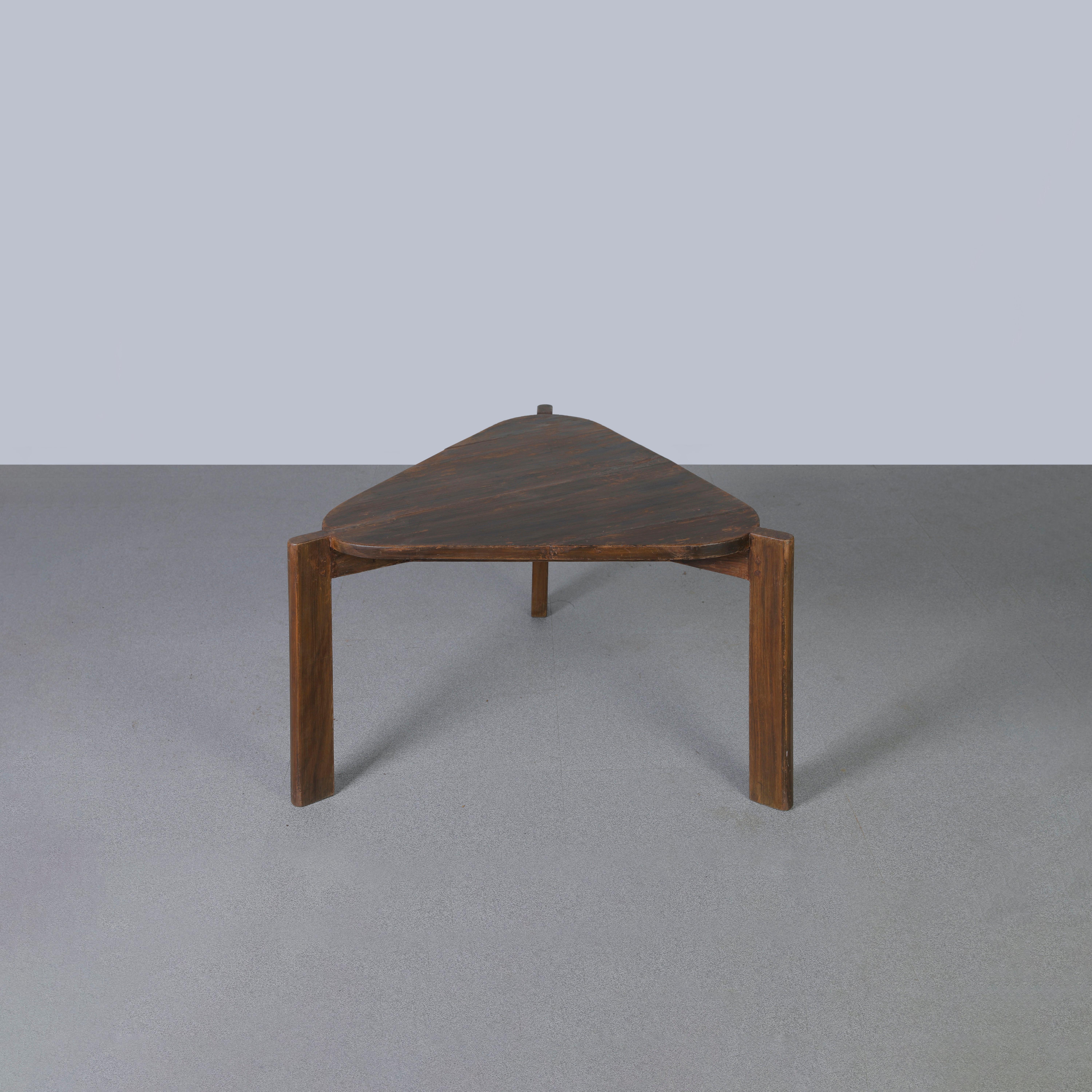 Dieser Tisch ist ein ikonisches Designobjekt. Es ist roh in seiner Einfachheit zeigt es ein leicht patiniertes Material. Seine Form ist schön zerbrechlich und hat eine wunderbare Farbe. Wir restaurieren sie nicht allzu sehr. So bewahren wir so viel