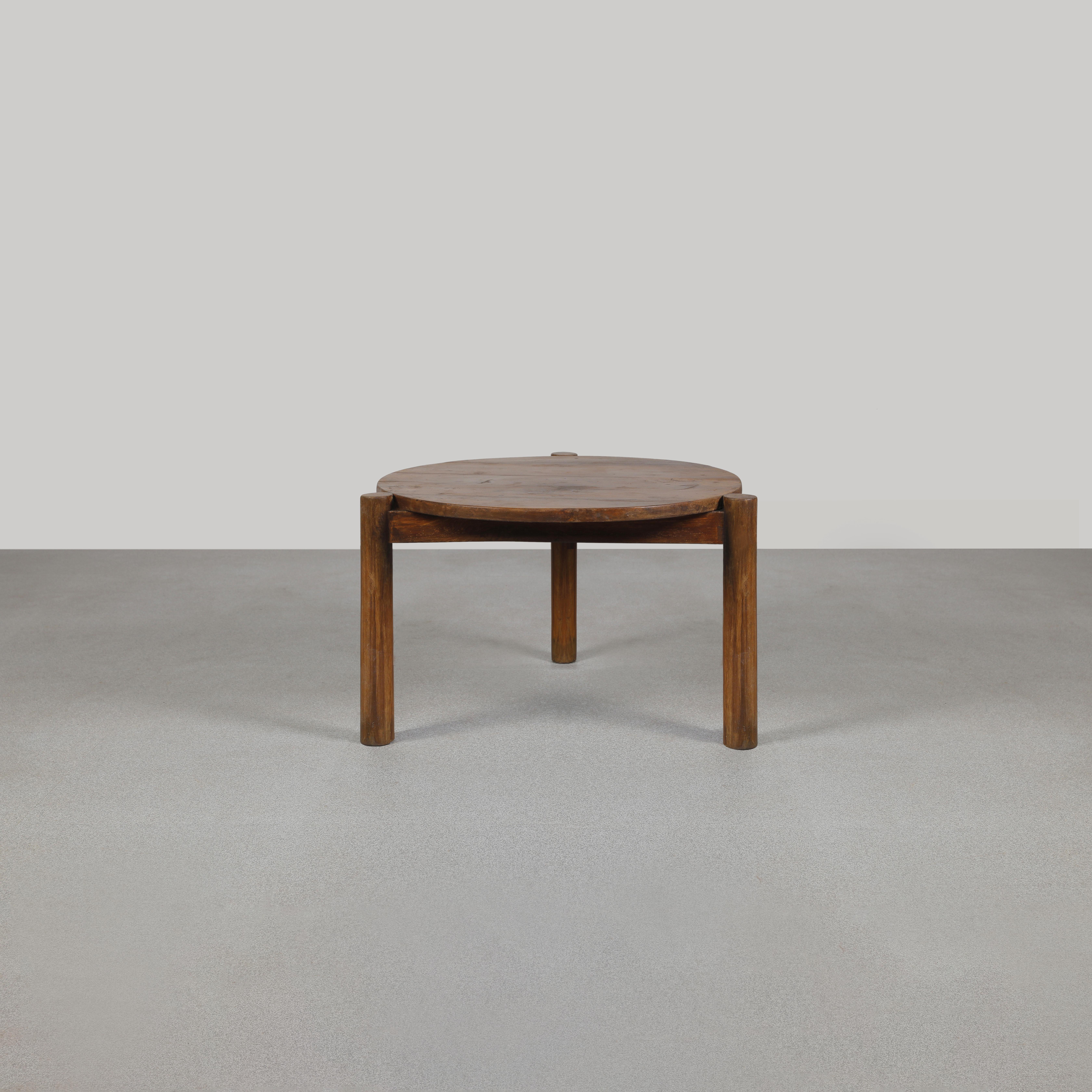 Dieser niedrige runde Tisch ist eine Design-Ikone. Es ist roh in seiner Einfachheit zeigt es ein leicht patiniertes Material. Die Form ist schön zerbrechlich und hat eine wunderbare Farbe. Wir restaurieren sie nicht allzu sehr. So bewahren wir so