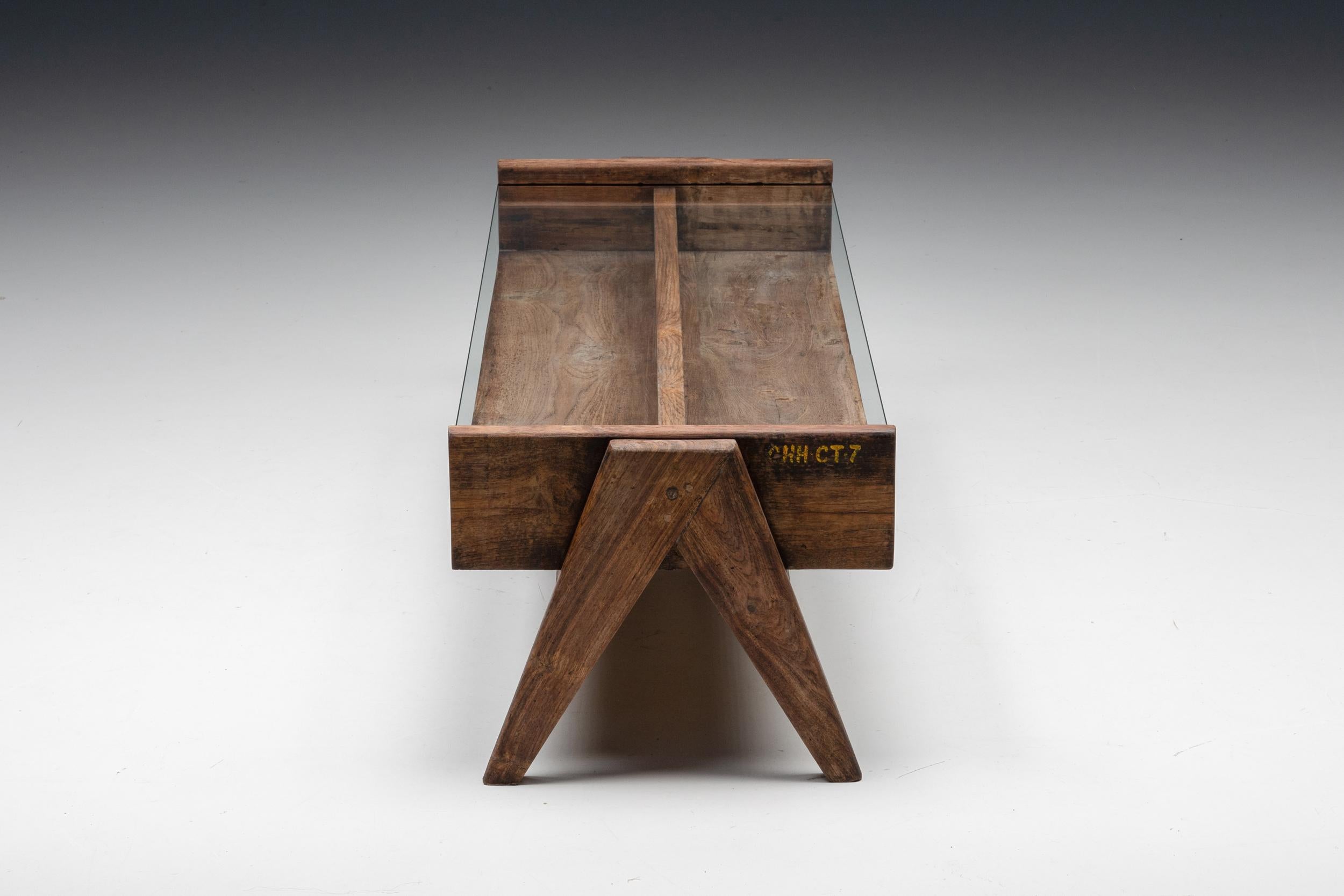 Table basse Pierre Jeanneret PJ-TB-05-A Chandigarh, teck teinté, verre, années 1960 en vente 2
