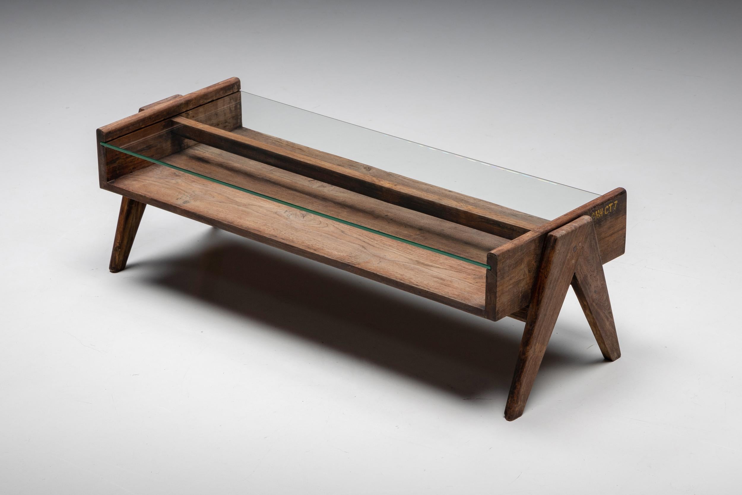 Français Table basse Pierre Jeanneret PJ-TB-05-A Chandigarh, teck teinté, verre, années 1960 en vente