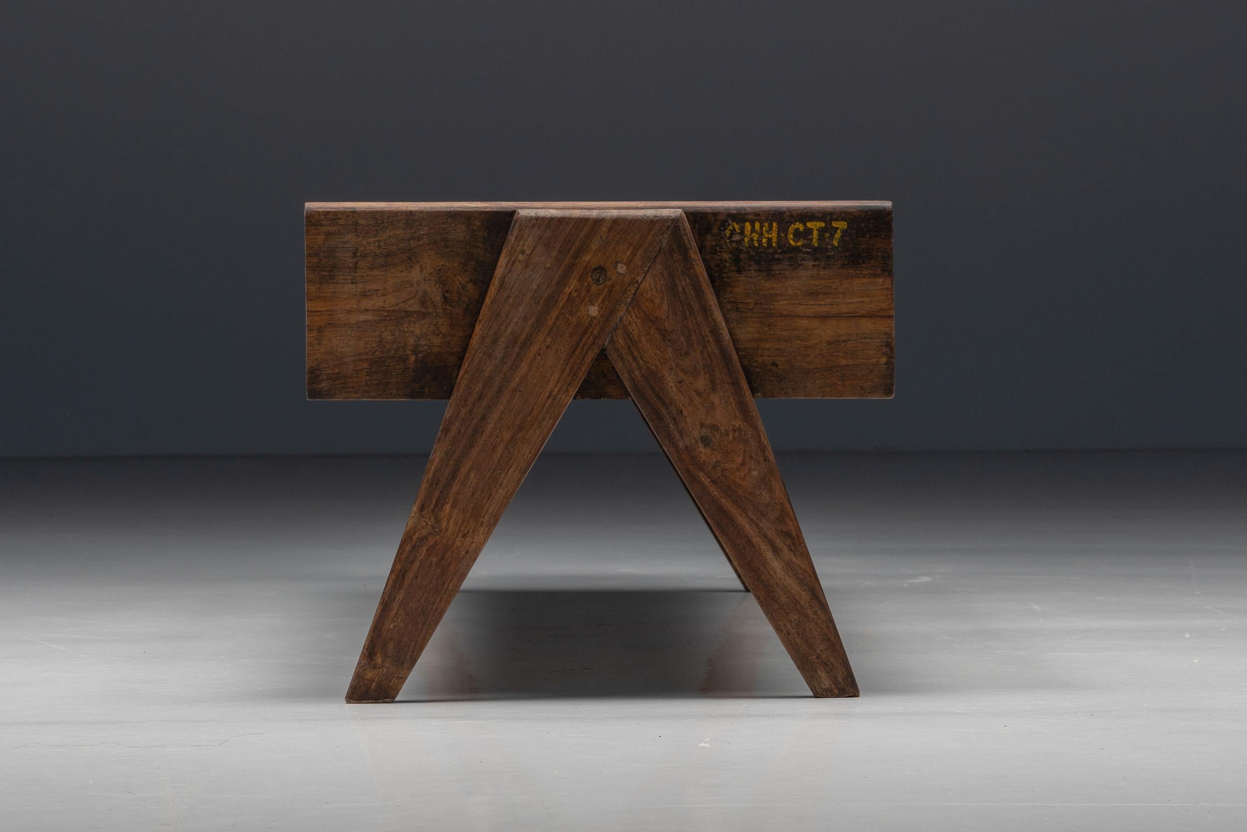 Tacheté Table basse Pierre Jeanneret PJ-TB-05-A Chandigarh, teck teinté, verre, années 1960 en vente