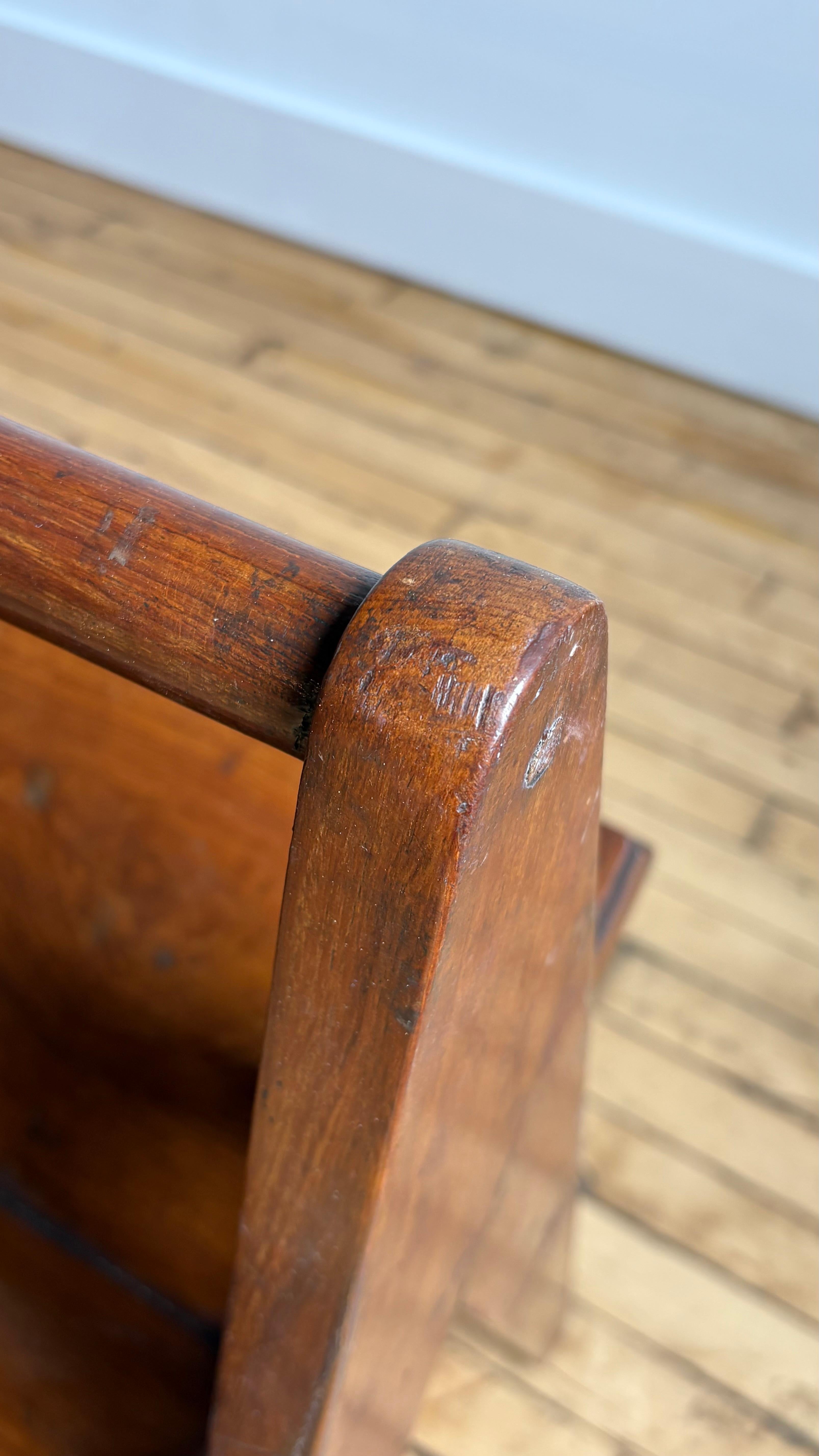 Porte-revues portable Pierre Jeanneret Bon état - En vente à New York, NY