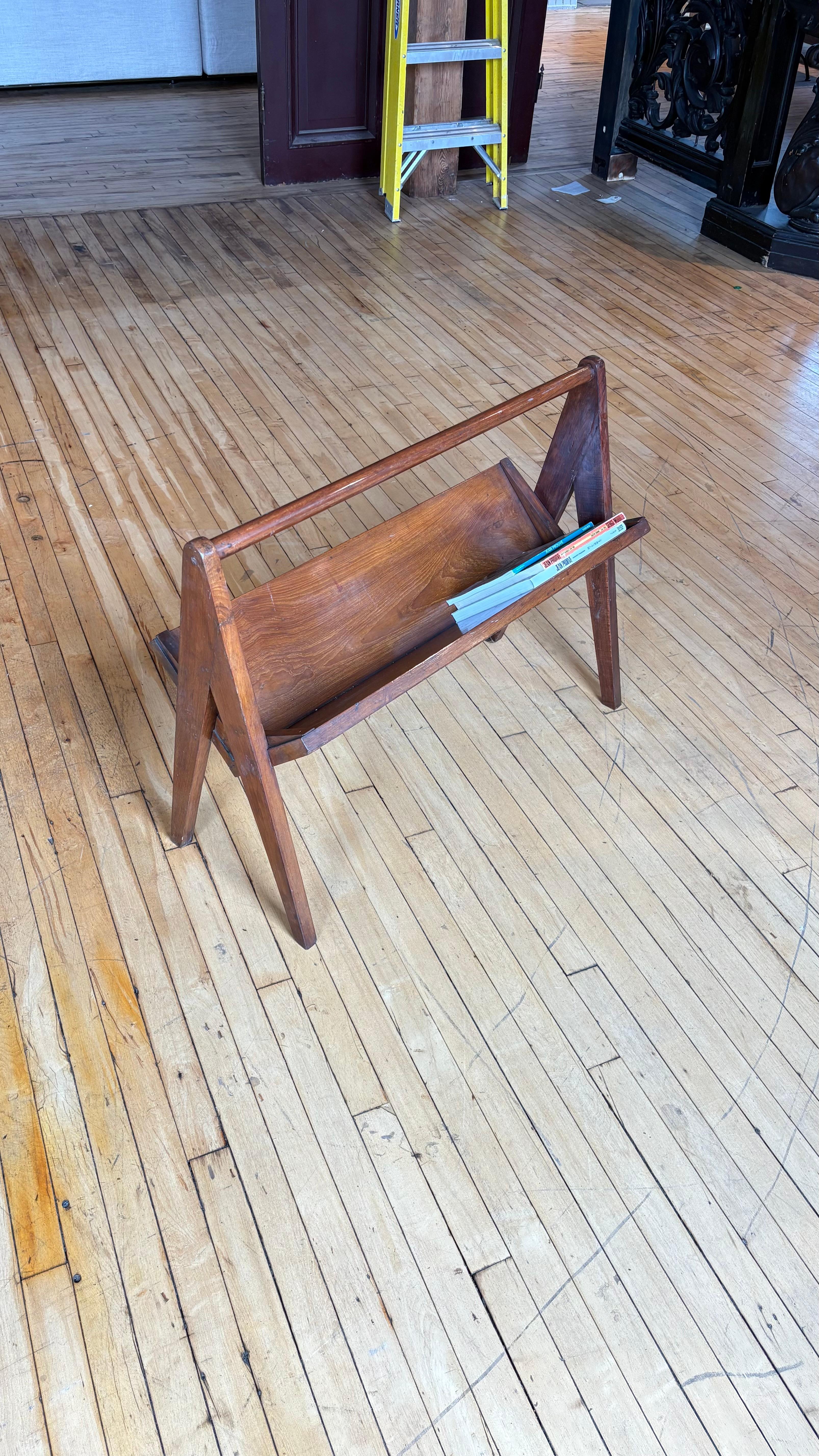 20ième siècle Porte-revues portable Pierre Jeanneret en vente