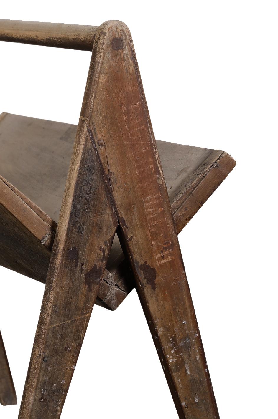 Indien Pierre Jeanneret Porte-revues portable en teck PJ-R-07-A en vente