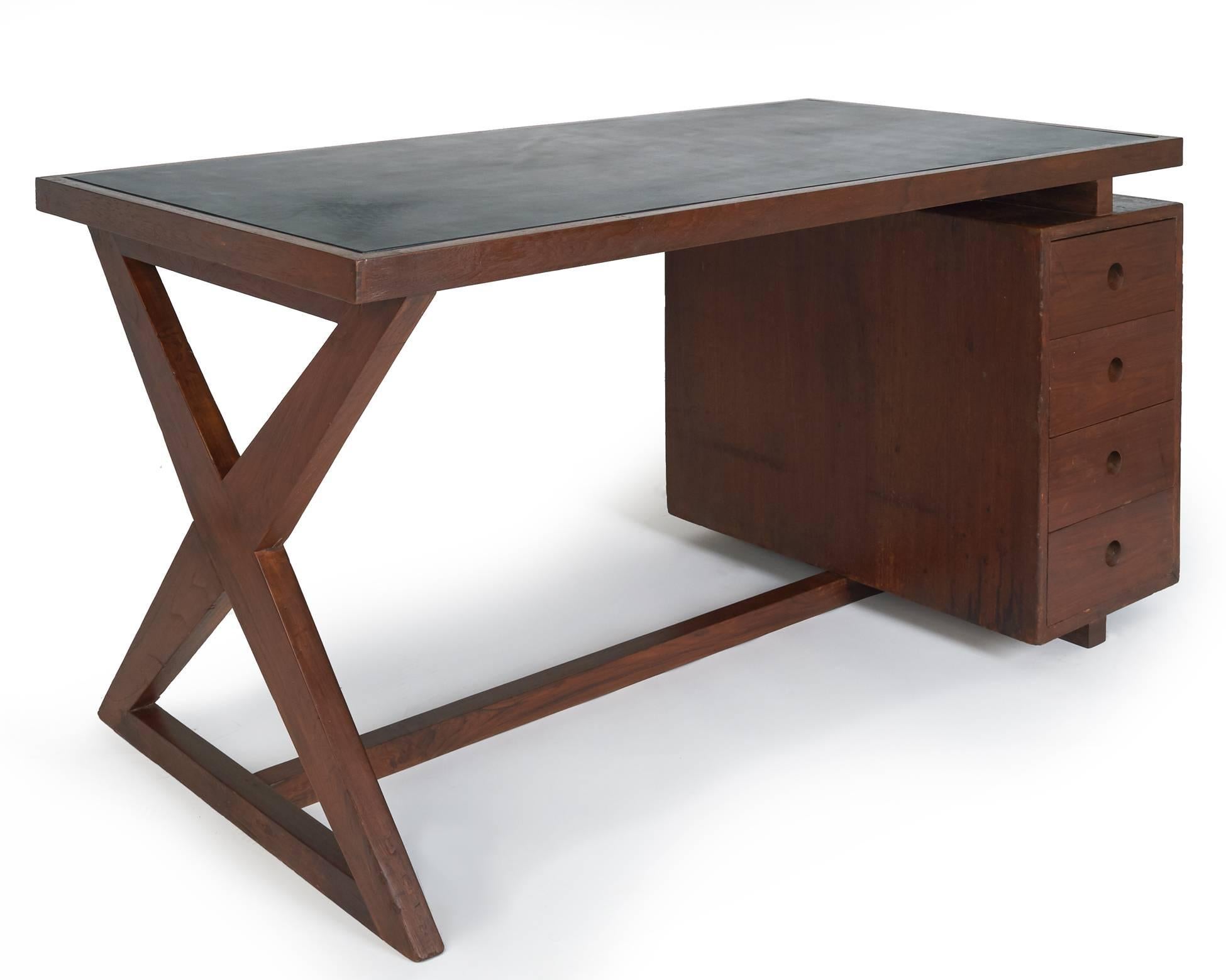 Pierre Jeanneret: Chandigarh-Schreibtisch mit X-Beinen Chandigarh, Frankreich/ Indien um 1960 (Moderne der Mitte des Jahrhunderts) im Angebot