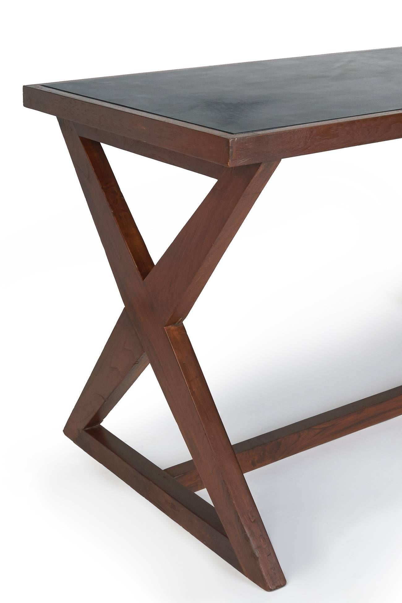 Pierre Jeanneret: Chandigarh-Schreibtisch mit X-Beinen Chandigarh, Frankreich/ Indien um 1960 (Aluminium) im Angebot
