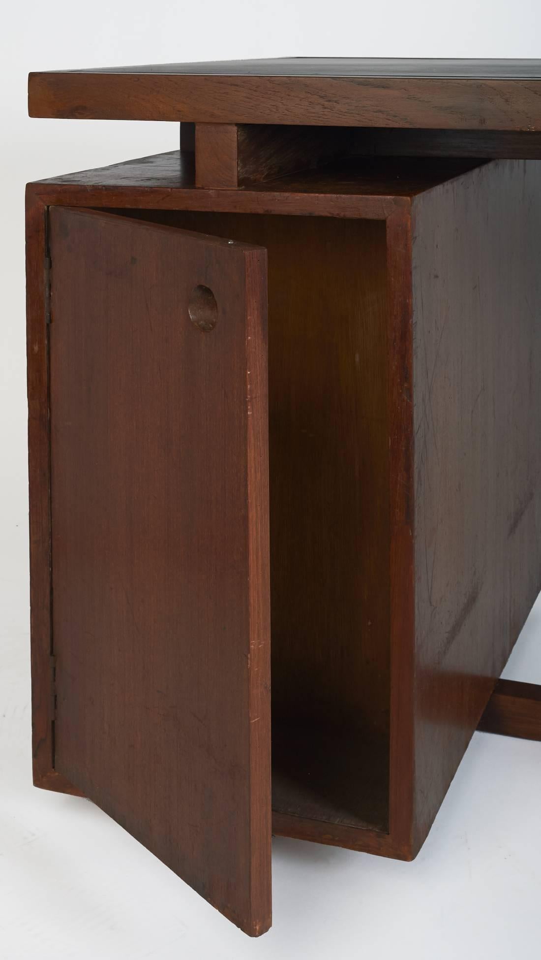 Pierre Jeanneret: Chandigarh-Schreibtisch mit X-Beinen Chandigarh, Frankreich/ Indien um 1960 im Angebot 2