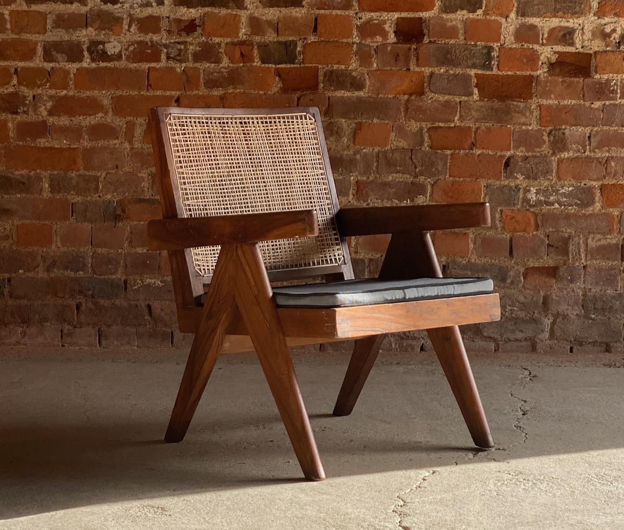 Pierre Jeanneret Sessel aus Palisanderholz Modell PJ-SI-29-A um 1955

Pierre Jeanneret Modellnr. PJ-SI-29-A Sissoo Rosenholz 'Low Easy' Sessel um 1955:: Sitz und Rückenlehne aus geflochtenem Rohr:: die umgekehrten V-förmigen Beine stützen die