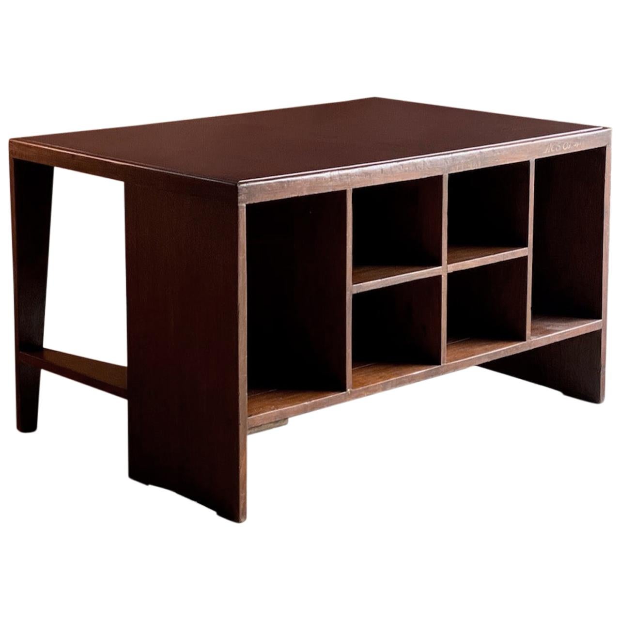 Pierre Jeanneret rosewood pigeonhole desk model PJ-BU-02-A, circa 1955

Pierre Jeanneret Sissoo rosewood pigeon hole desk with integrated bookcase, model PJ-BU-02-A circa 1955, Indian Sissoo rosewood desk with rectangular leather inset top over