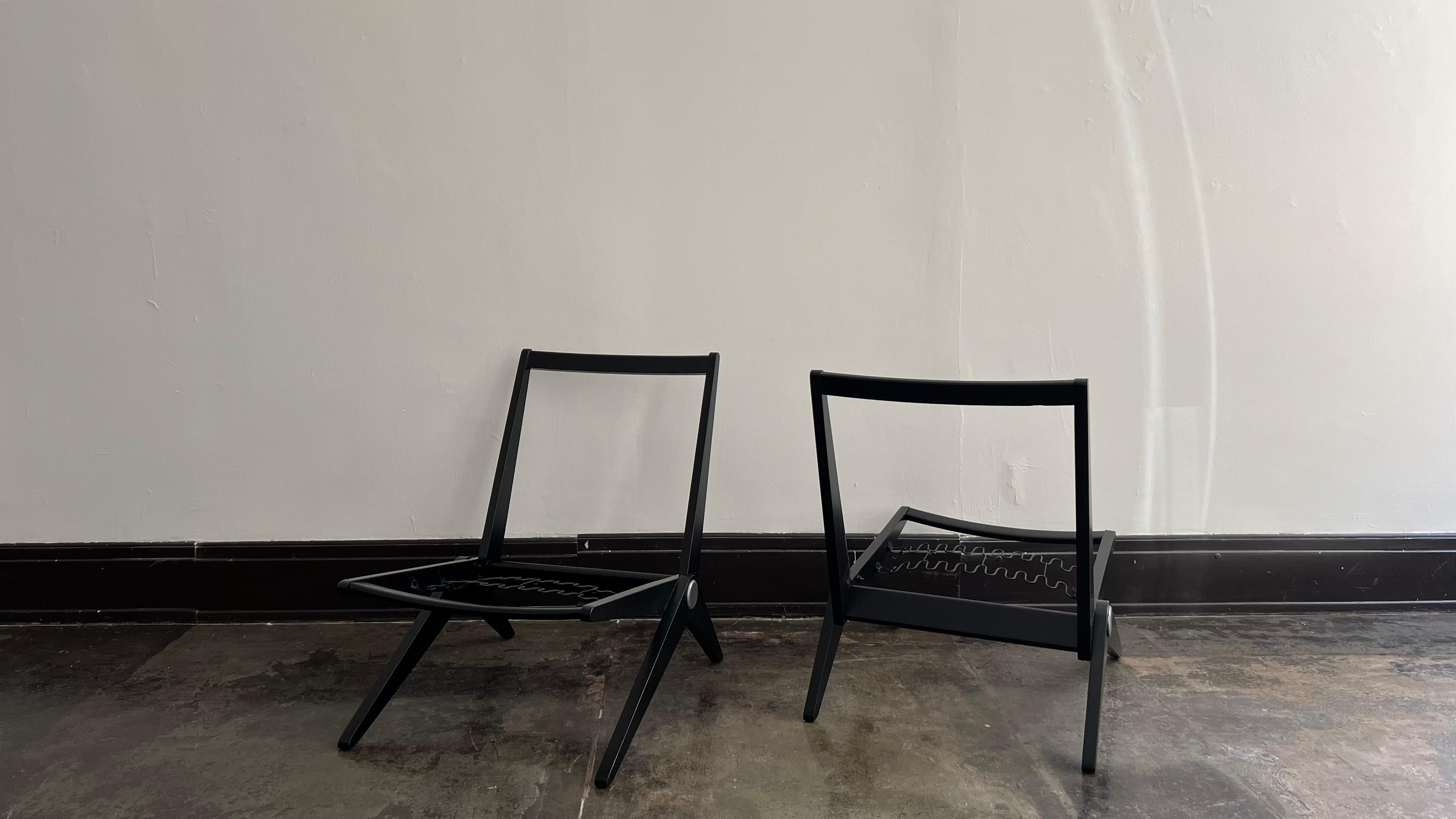 Die Geschichte besagt, dass Hans und Florence Knoll während ihres Urlaubs in Frankreich auf einen frühen Stuhlprototyp von Pierre Jeanneret stießen. Dieses frühe Beispiel lehnt sich an die umgekehrte V-Form an, die in seinen Möbelentwürfen für