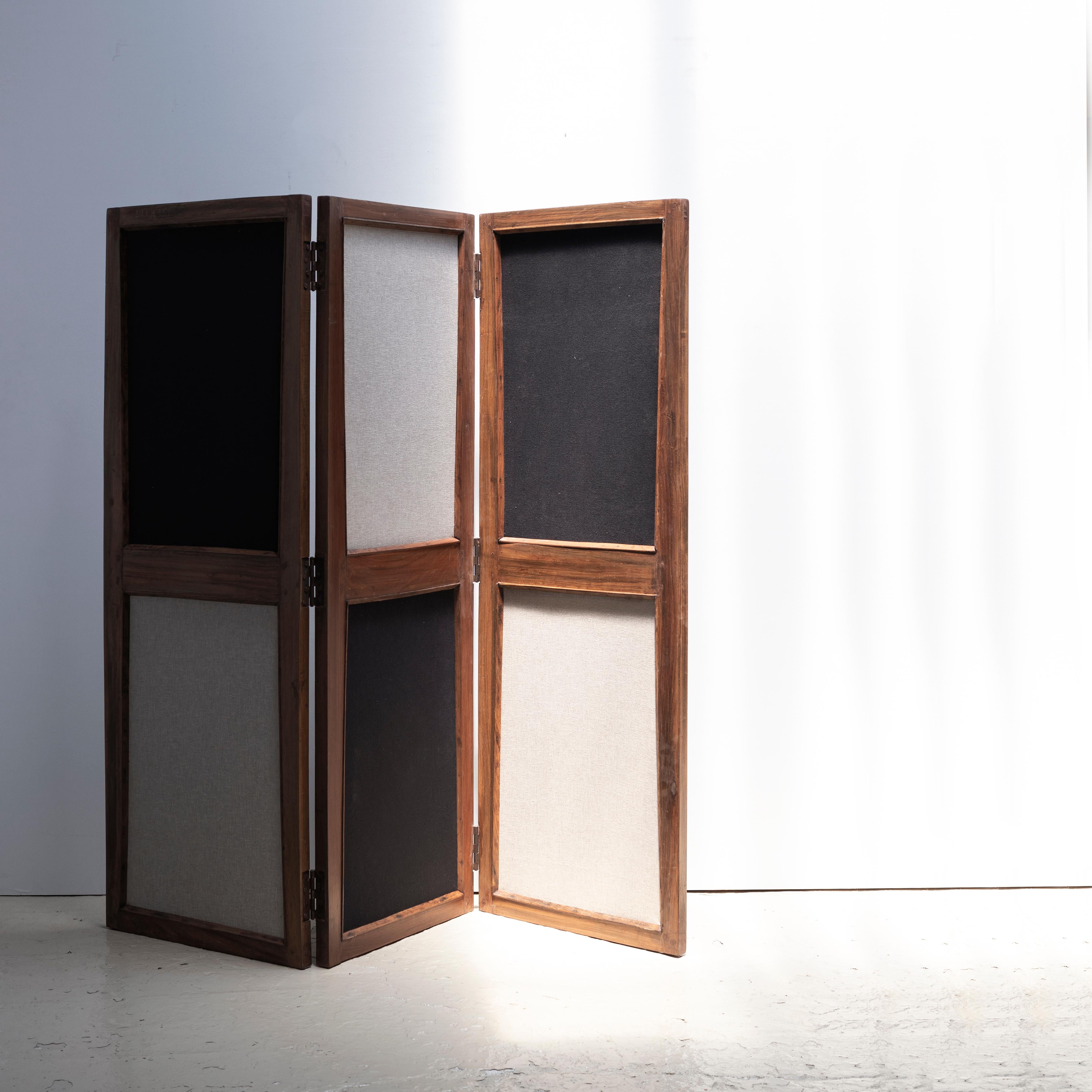 Screen in solid teak wood and fabric. Three double-sided panels are joined by brass hinges.
Designed by Pierre Jeanneret in circa 1957-58.
Provenance: MLA Hostel, Chandigarh, India.