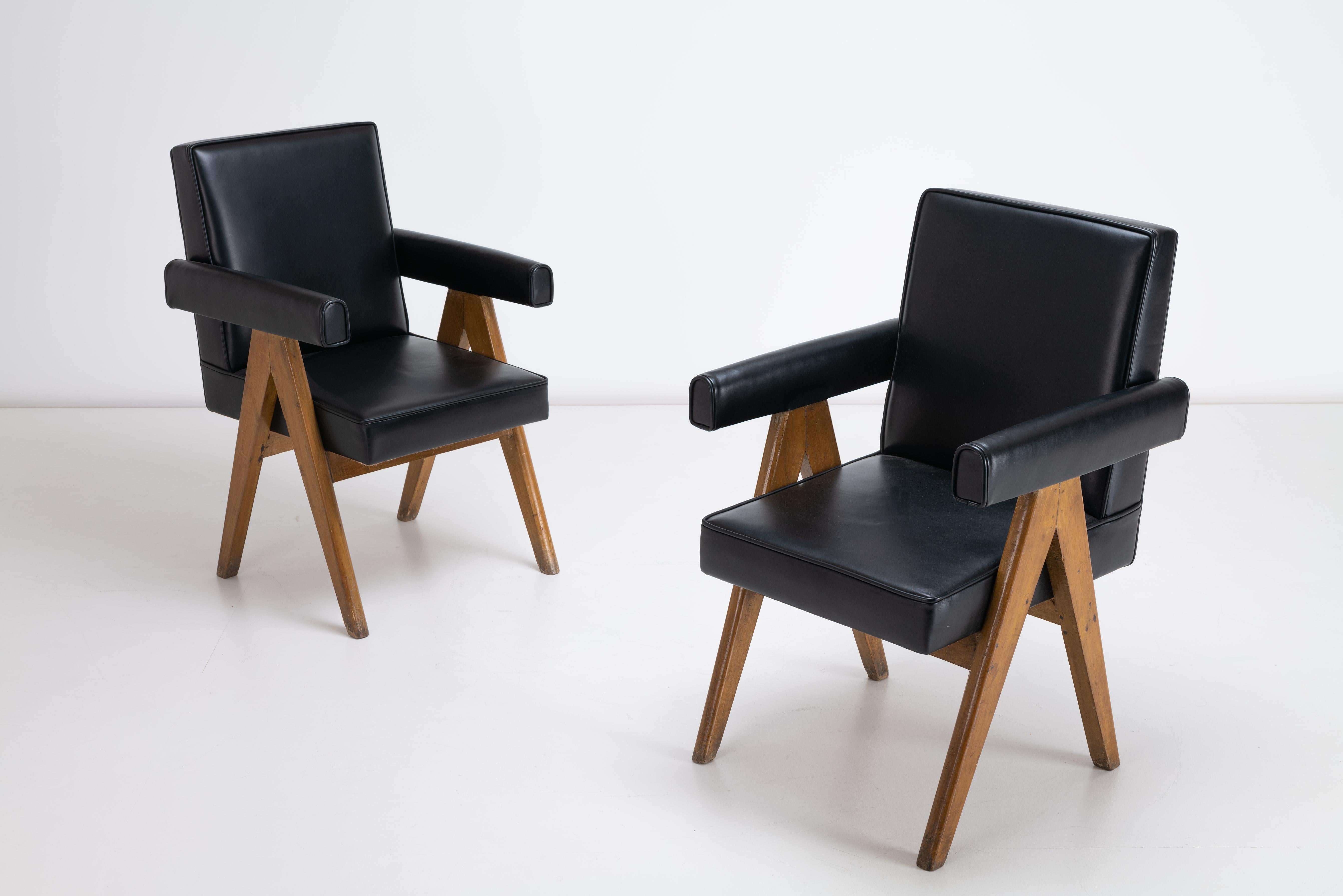 Cette paire de fauteuils sénatoriaux Pierre Jeanneret, revêtus de cuir noir et dotés de pieds en teck, est un superbe exemple de design moderne du milieu du siècle dernier, fusionnant l'élégance raffinée et l'artisanat exceptionnel. Conçus à
