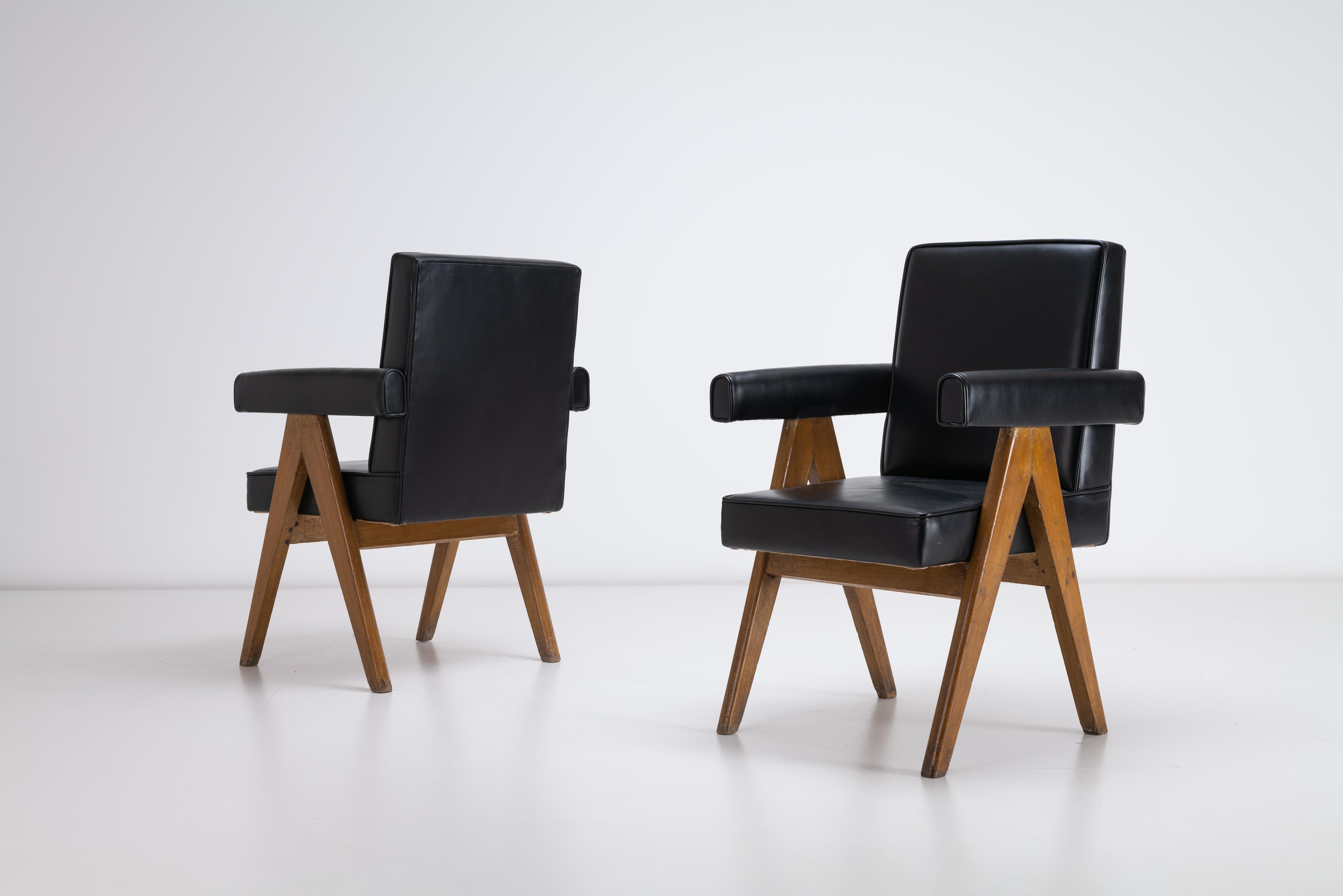 Indien Pierre Jeanneret, paire de chaises Senate, cuir et teck de Chandigarh, Inde en vente