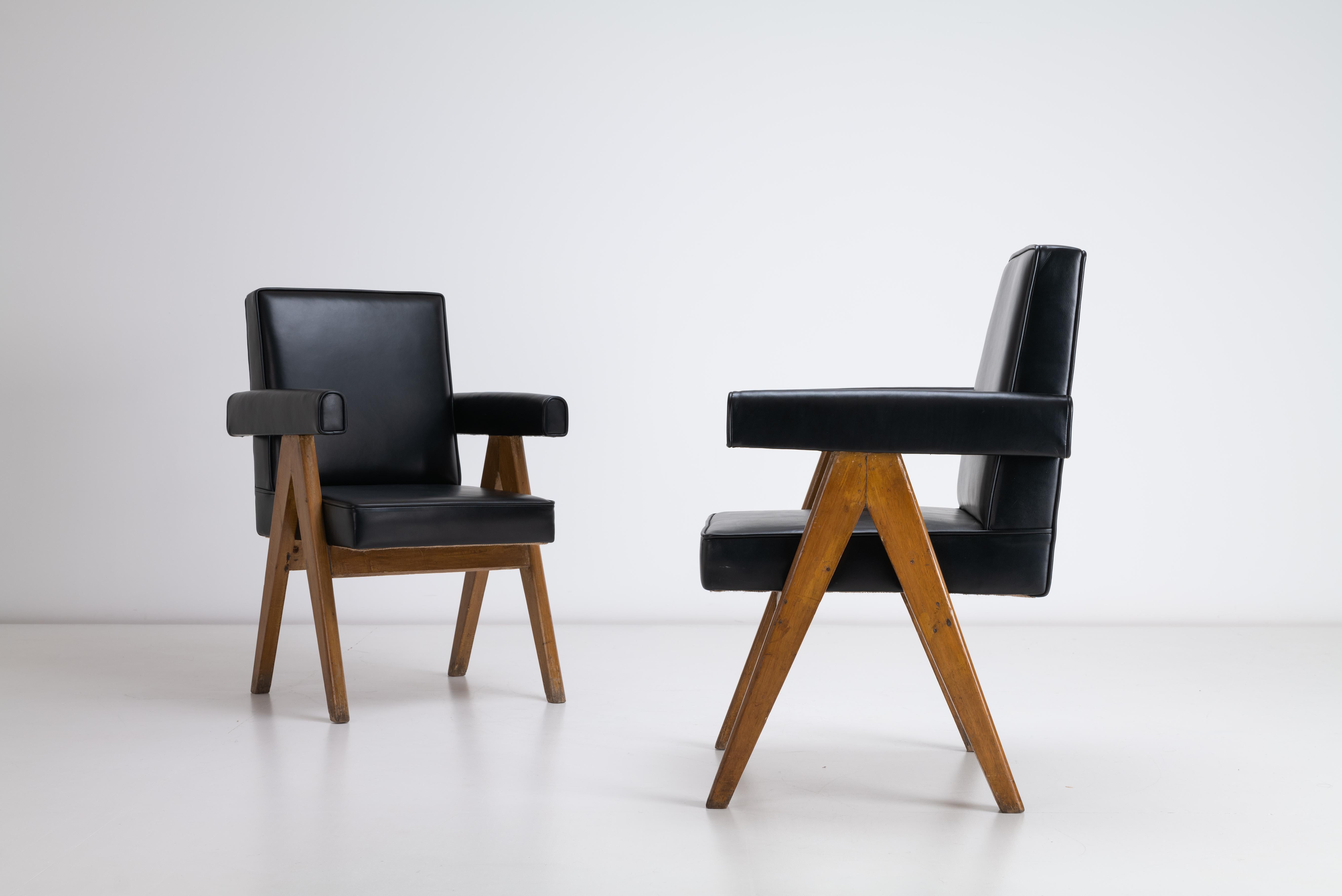 Pierre Jeanneret, paire de chaises Senate, cuir et teck de Chandigarh, Inde Bon état - En vente à Uxbridge, GB