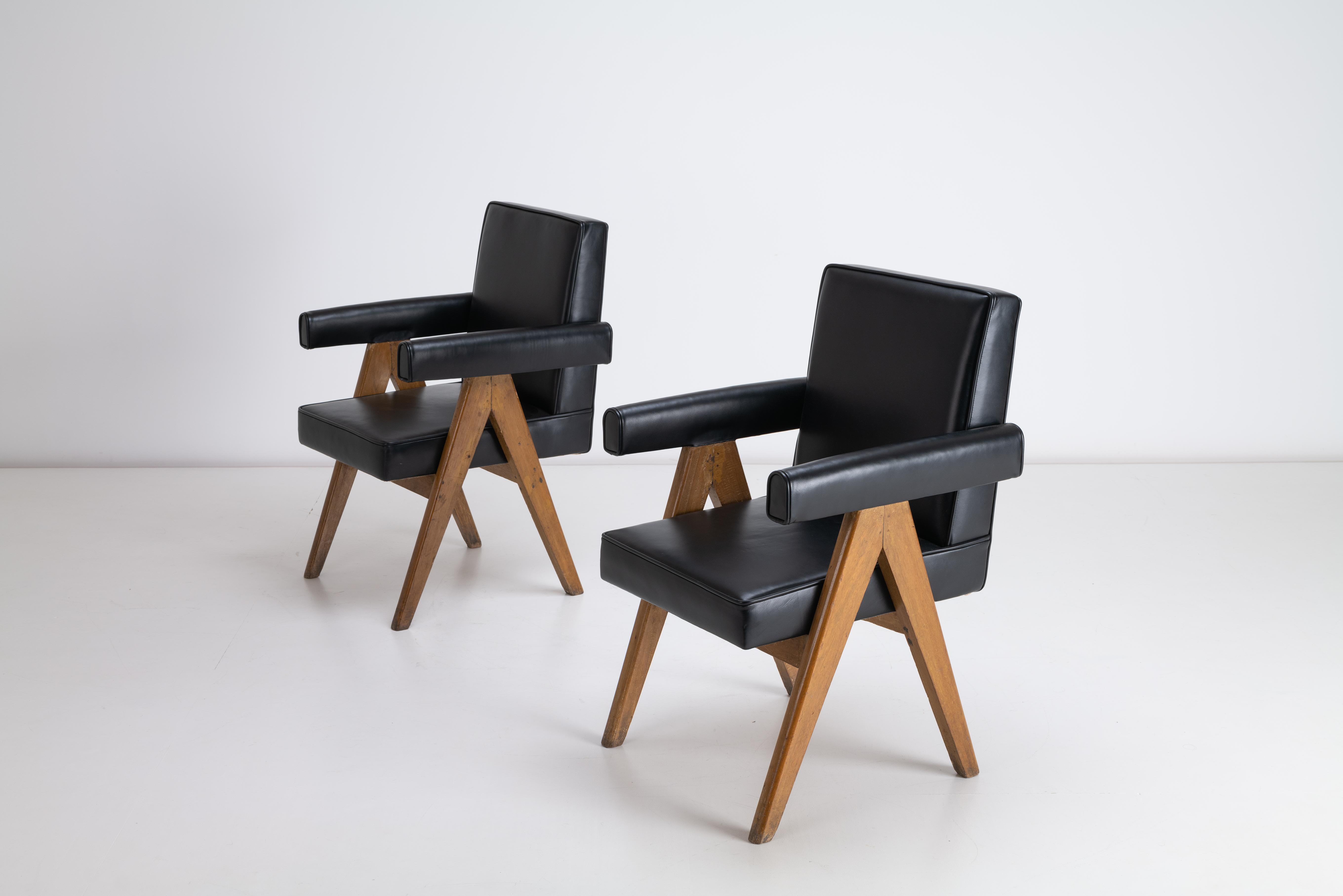 20ième siècle Pierre Jeanneret, paire de chaises Senate, cuir et teck de Chandigarh, Inde en vente