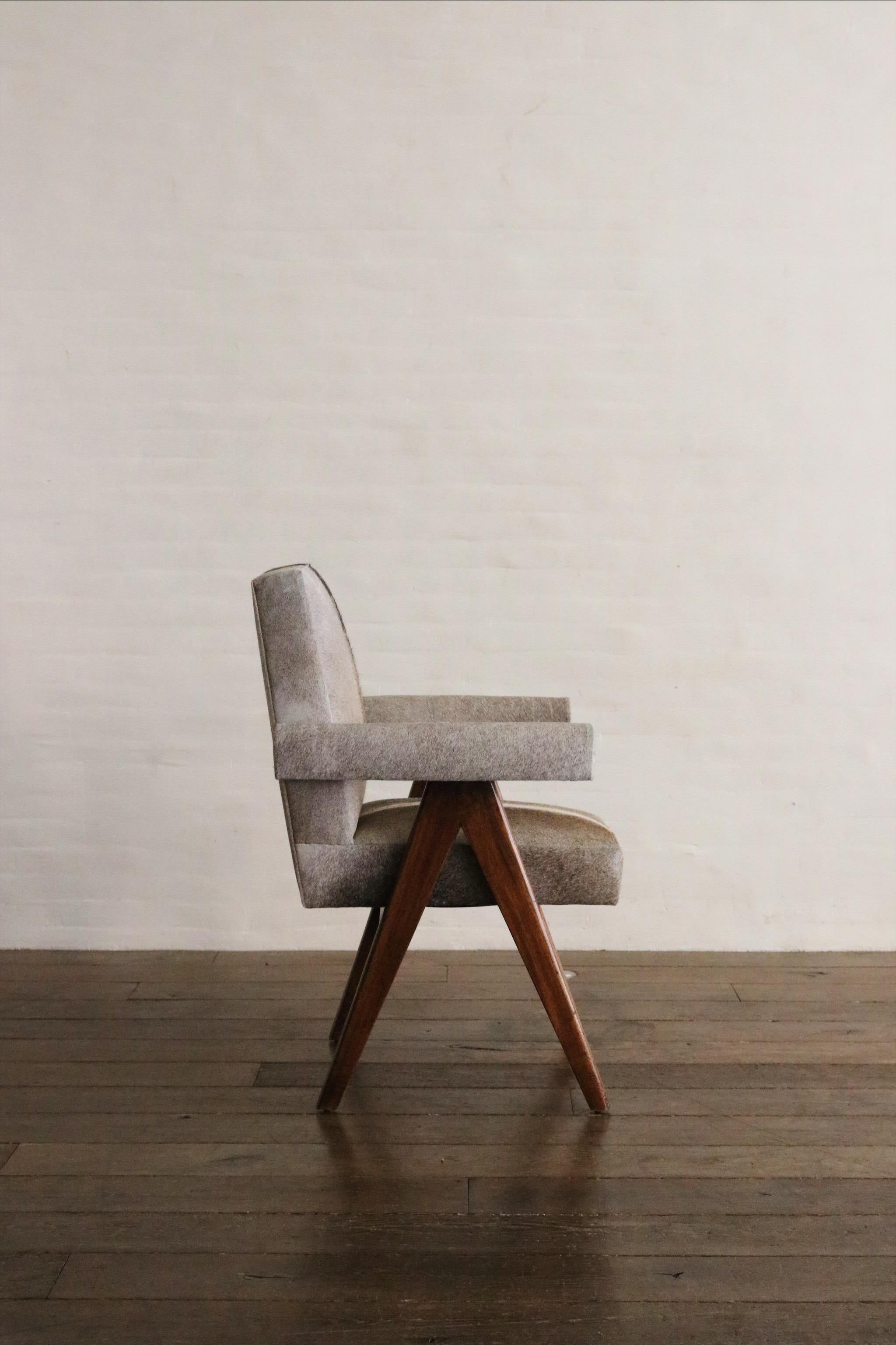 Dann PJ-SI-30-C - Pierre Jeanneret Senate - Committee Arm Chair schön neu gepolstert in Naturhaar auf Leder. Dieser Stuhl ist für seine atemberaubende Silhouette und Form bekannt. Das beeindruckende Profil und die schönen Beindetails machen ihn zu