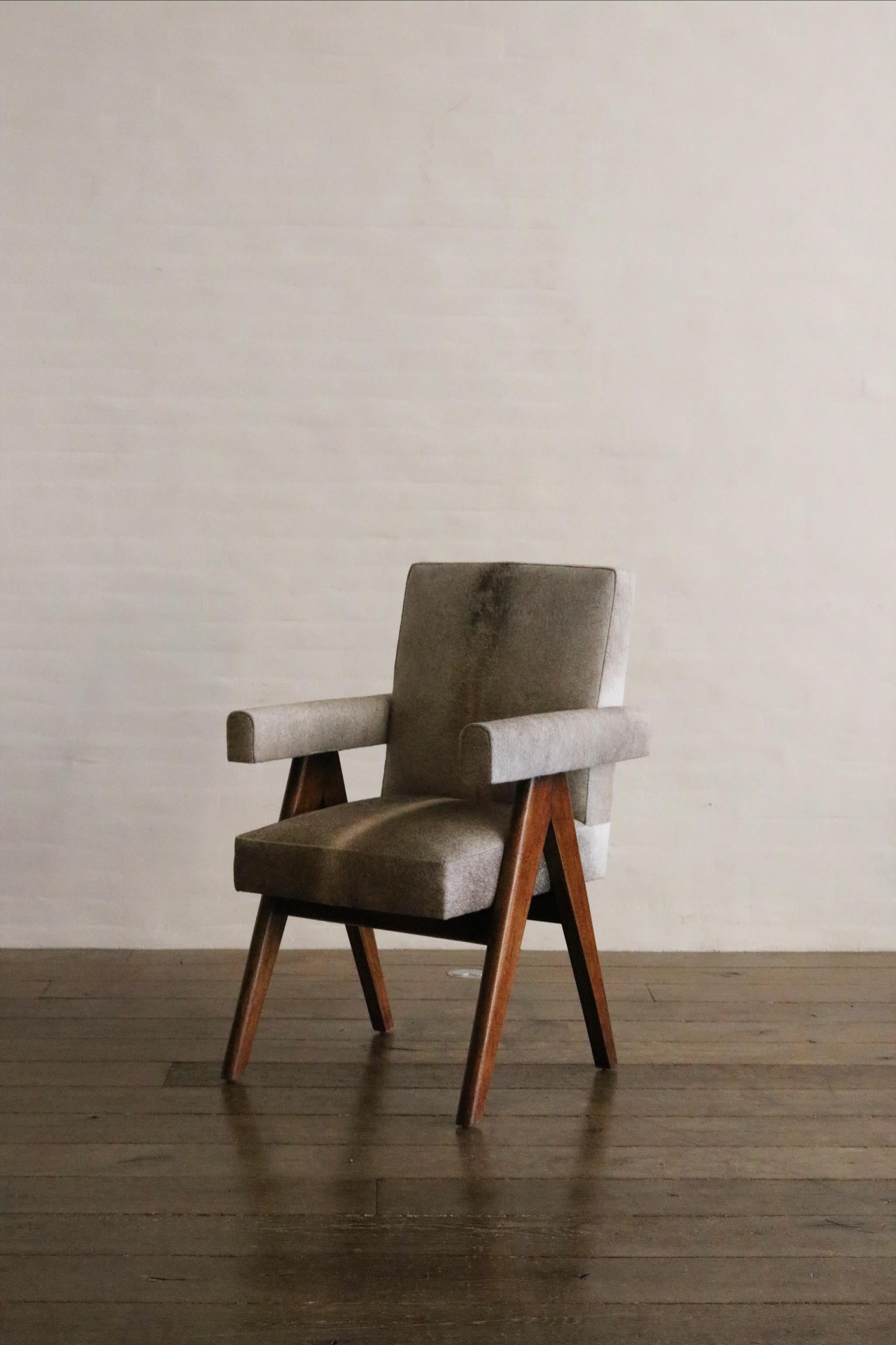 Mid-Century Modern Pierre Jeanneret Senate-Comittee Reupholstered Arm Chair in Teak, ca. 1950s For Sale