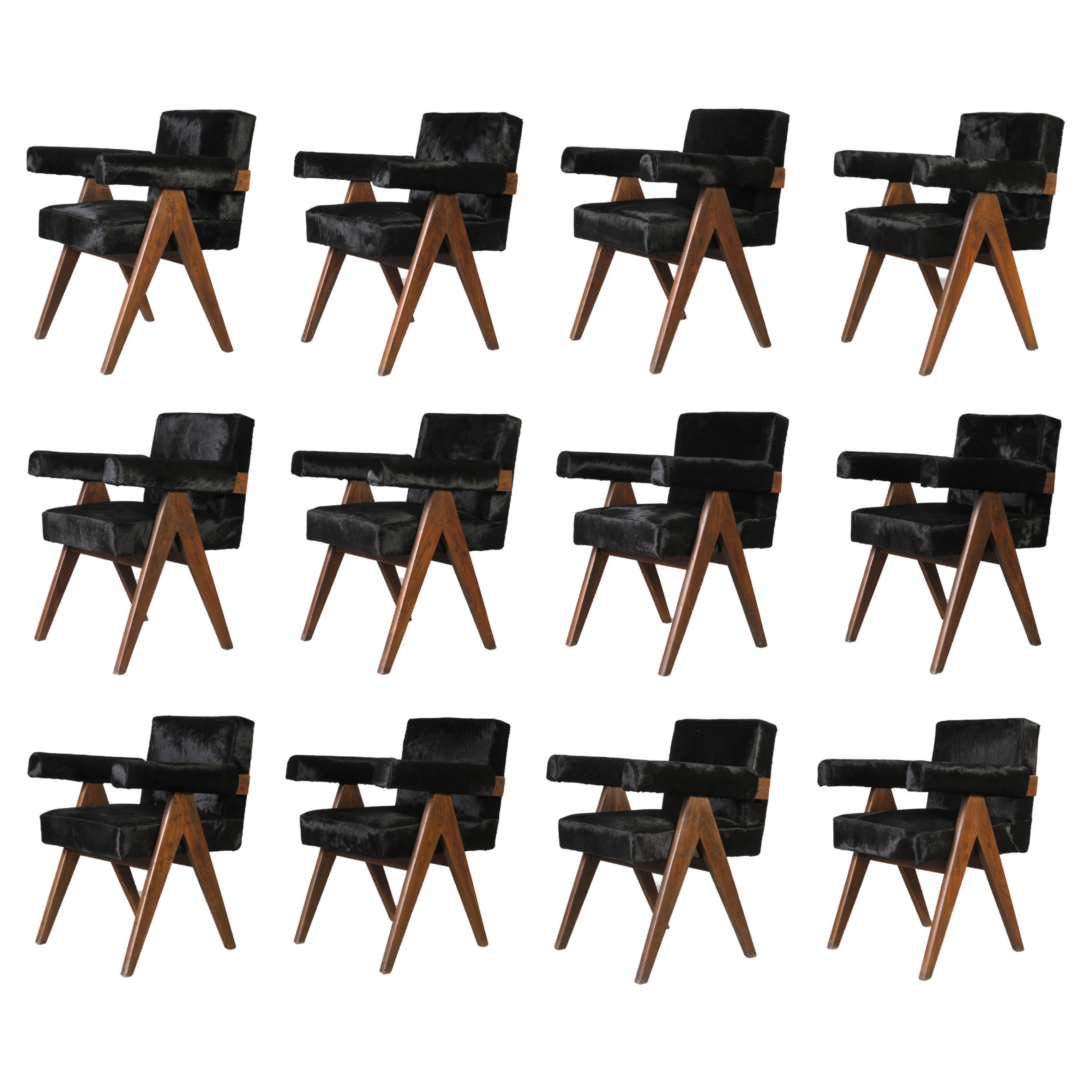 Ces chaises aux profils caractéristiques en forme de A sont de rares classiques de l'histoire. Par ses proportions sophistiquées et sa forme élégante, la chaise représente l'état d'esprit intemporel de l'architecture et du design modernistes. Il est