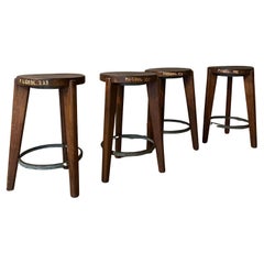 Pierre Jeanneret Juego de 4 taburetes de madera con aro de hierro
