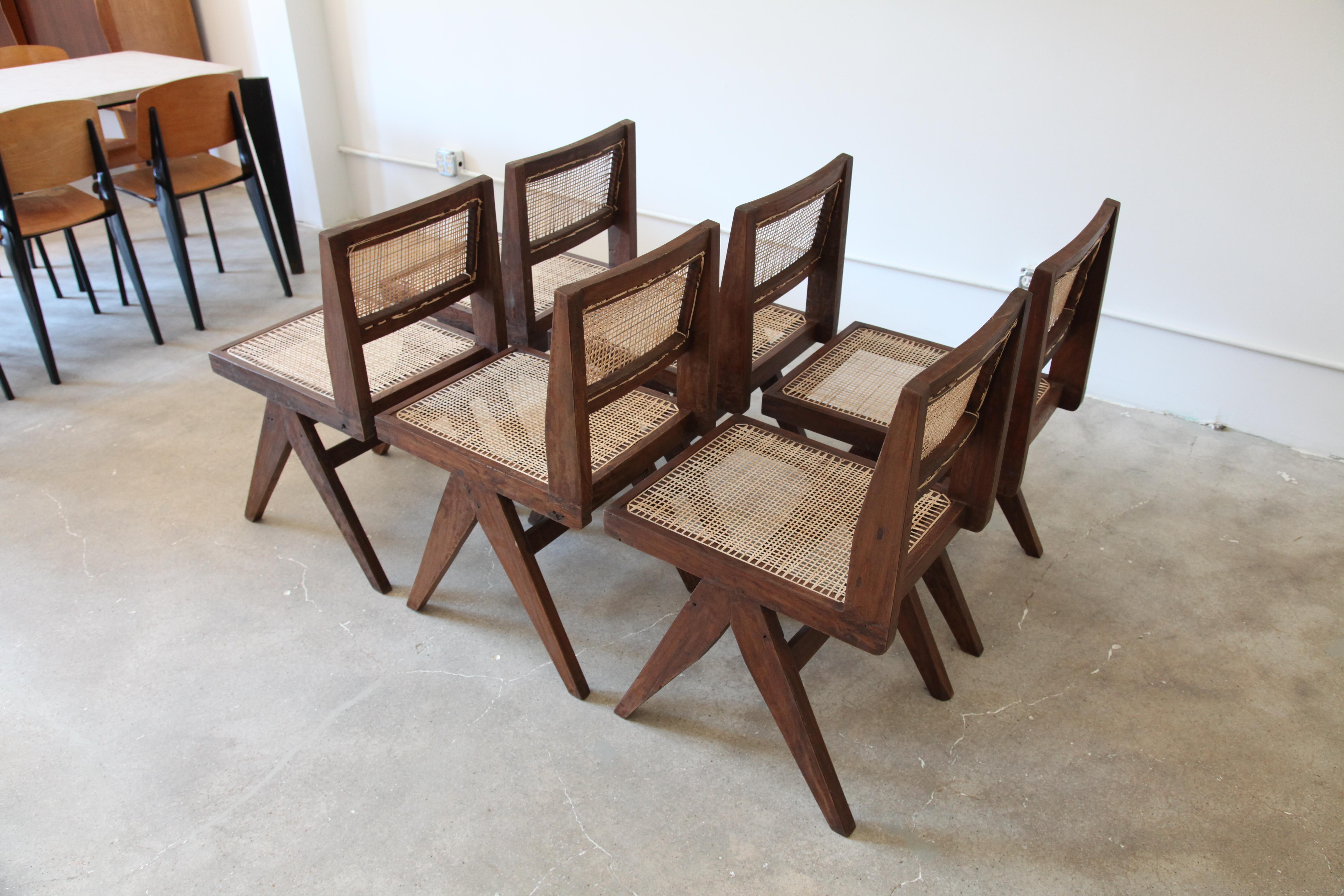 Pierre Jeanneret:: Satz von 8 armlosen V-Fuß-Stühlen aus Chandigarh:: um 1955 (Moderne der Mitte des Jahrhunderts)
