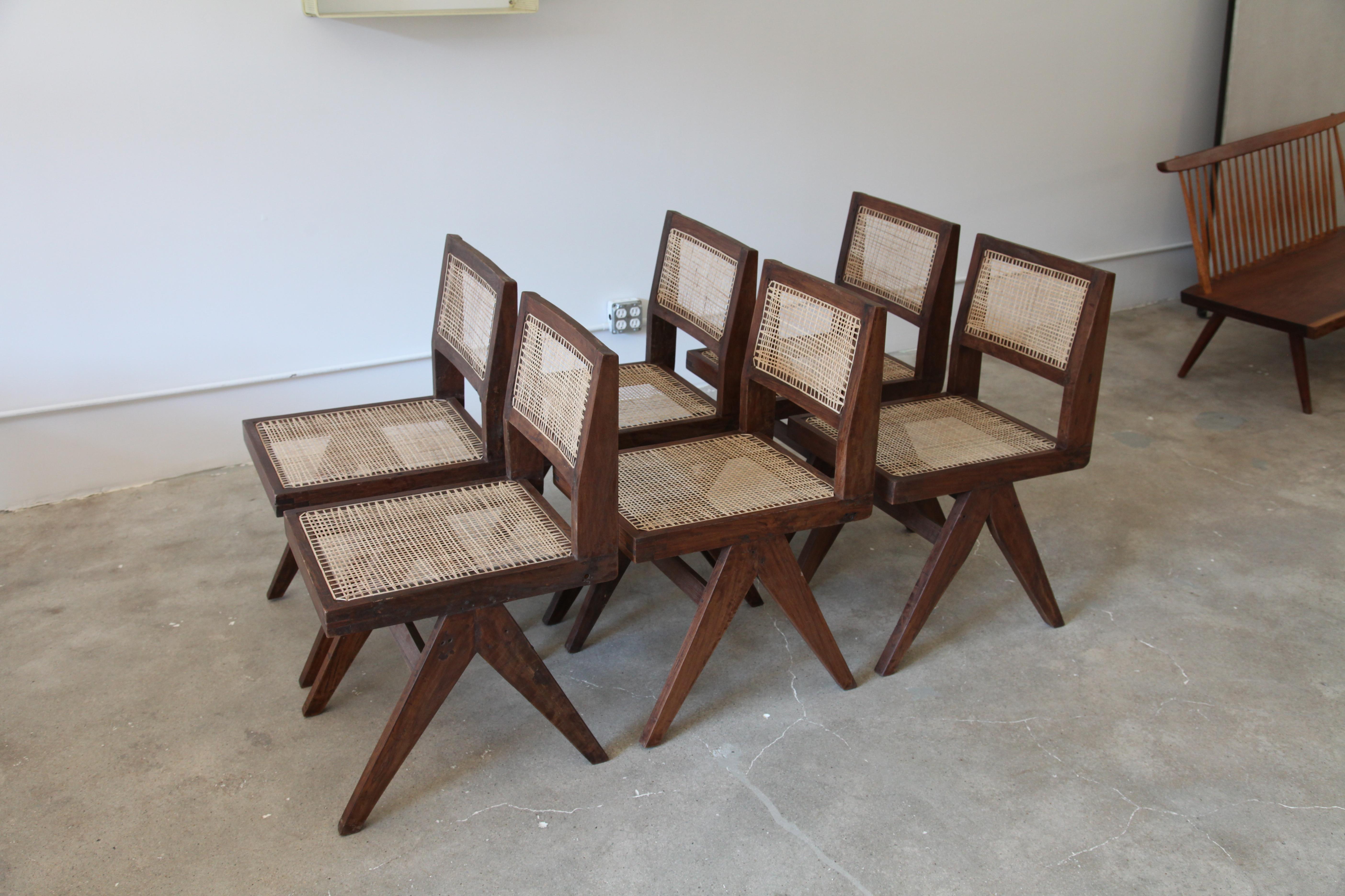 Pierre Jeanneret:: Satz von 8 armlosen V-Fuß-Stühlen aus Chandigarh:: um 1955 (Indisch)