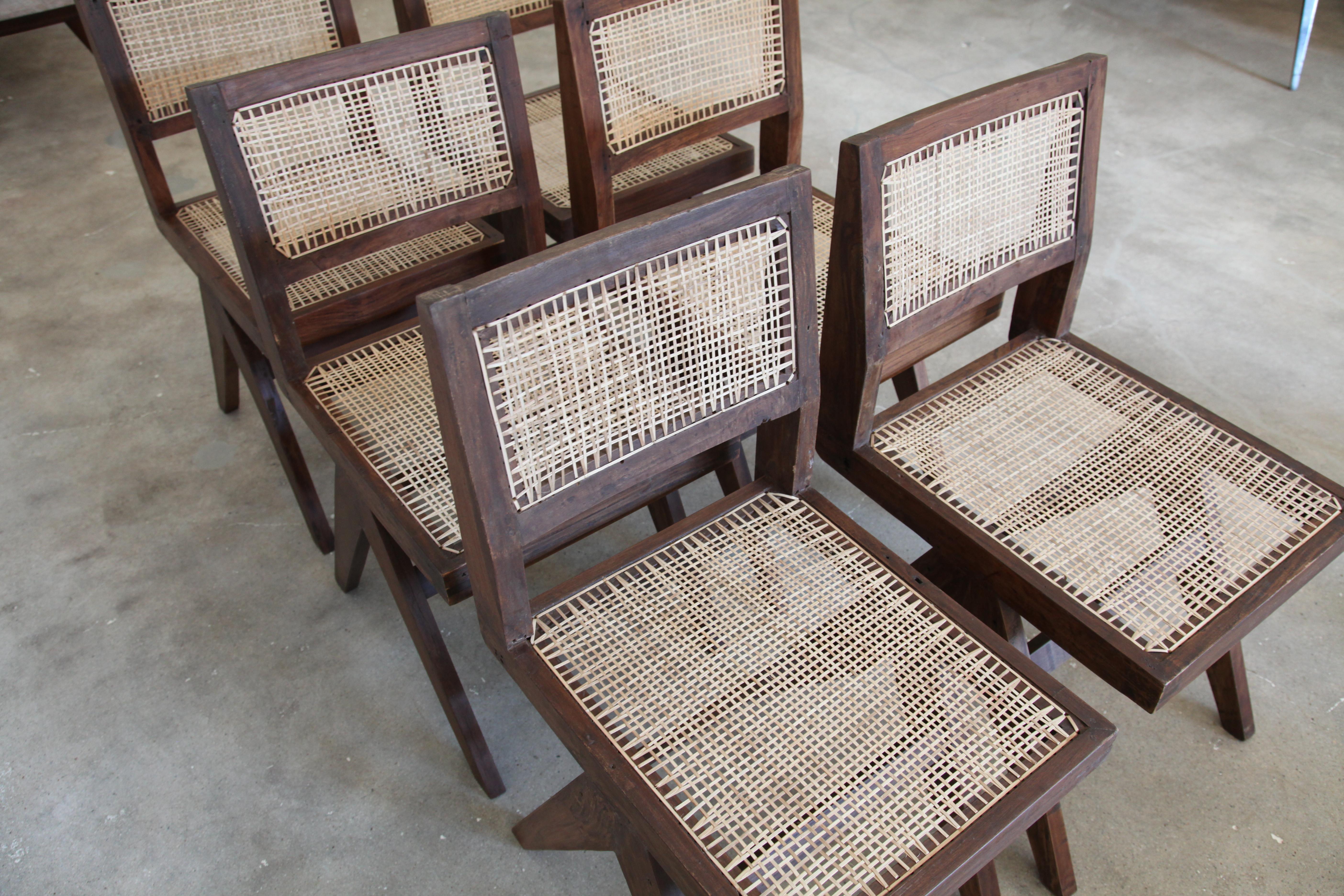Pierre Jeanneret:: Satz von 8 armlosen V-Fuß-Stühlen aus Chandigarh:: um 1955 1