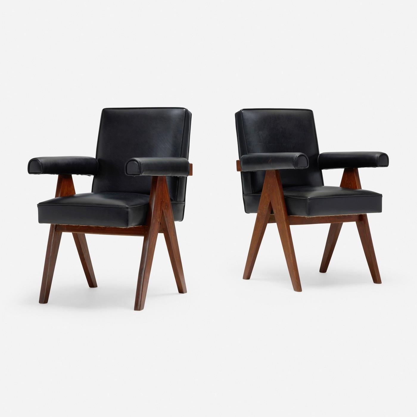 Precioso juego de 2 sillas de comité Pierre Jeanneret de teca maciza y cuero negro de Chandigarh.
La sencillez de su diseño, a la vez que robusto y funcional, ha inspirado muchas versiones en todo el mundo, pero estas piezas originales siguen