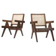 Pierre Jeanneret: Set aus zwei einfachen Sesseln aus der Punjab University