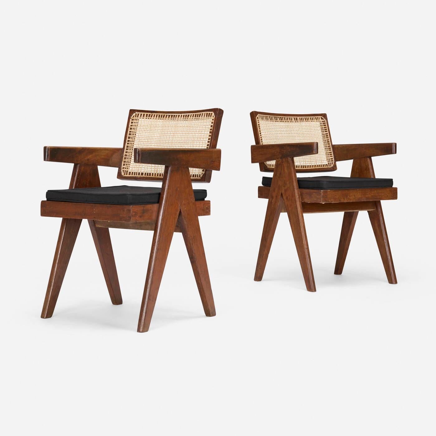 Un magnifique ensemble de 2 chaises de bureau Pierre Jeanneret en teck massif provenant de Chandigarh.
Marques au pochoir au verso de chaque exemplaire. L'ensemble comprend des coussins noirs.
La simplicité du design, tout en étant robuste et