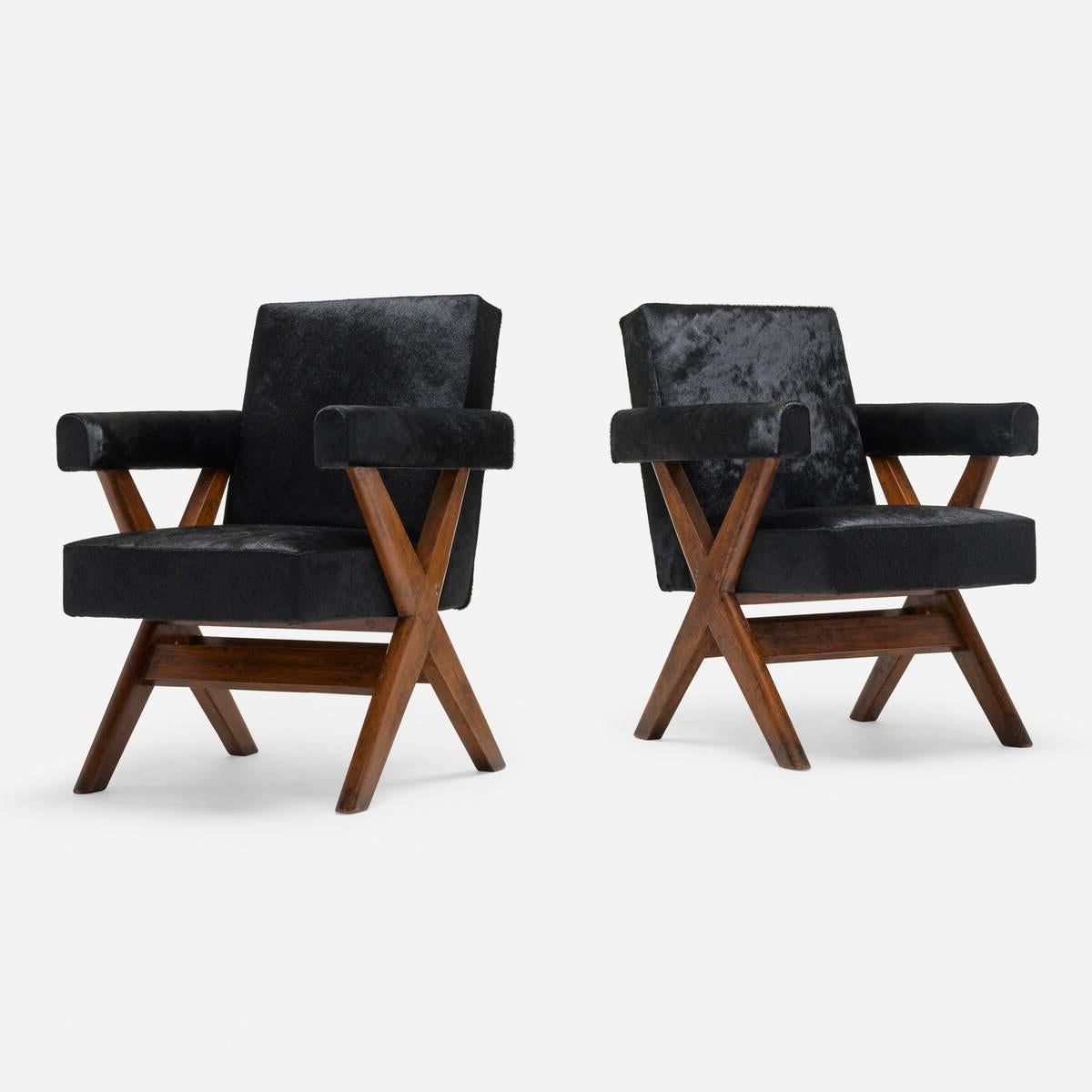 Pierre Jeanneret - Paar Kreuzarm-Bürostühle
Verwaltungsgebäude, Chandigarh
Frankreich / Indien, um 1960
Teakholz, Lederpolsterung
33 h × 25 b × 27 d in (84 × 63 × 69 cm)
Ein raffiniertes und sehr begehrtes Paar Kreuzarm-Bürostühle von Pierre